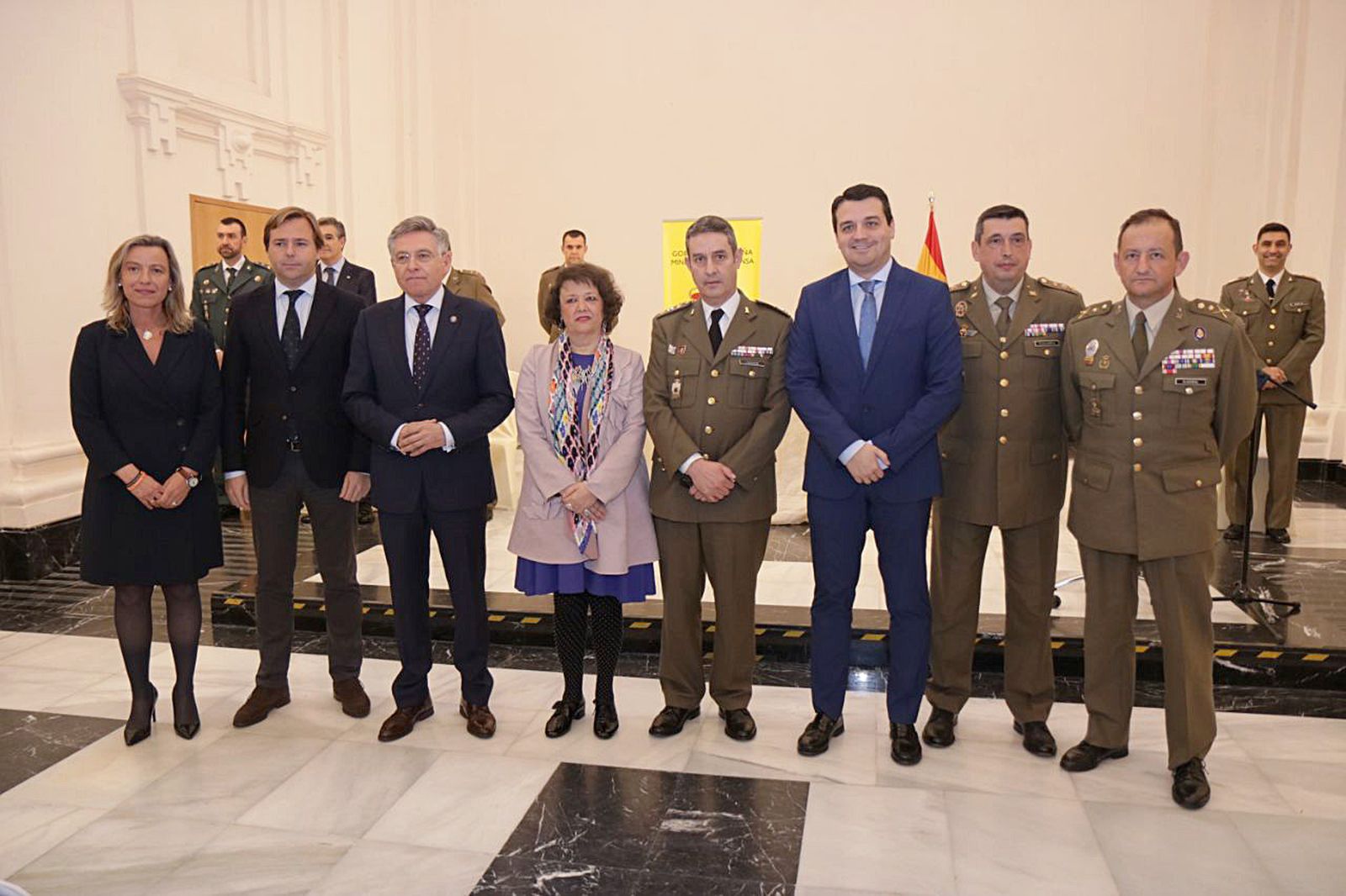 Dirigentes institucionales en la celebración del Día de la Subdelegación de Defensa.