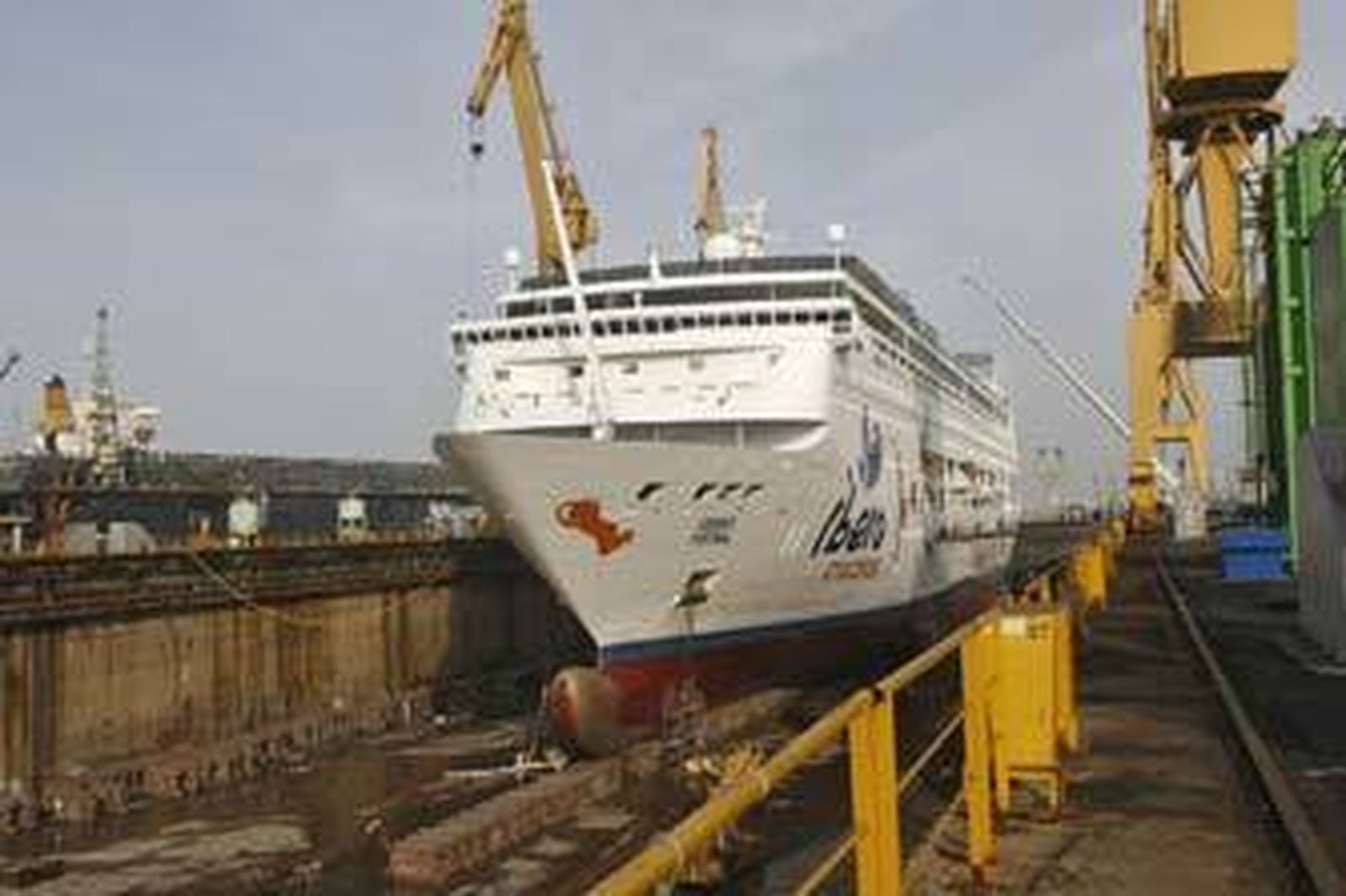 Imagen del último crucero de Iberocruceros que fue reparado en el astillero de Navantia en Cádiz, el Grand Mistral. /JOaquín Pino