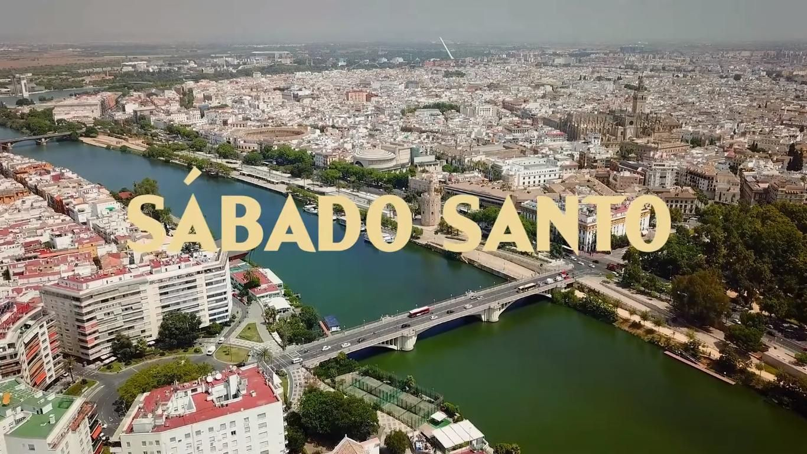 Panorámica de la ciudad de Sevilla la mañana del Sábado Santo