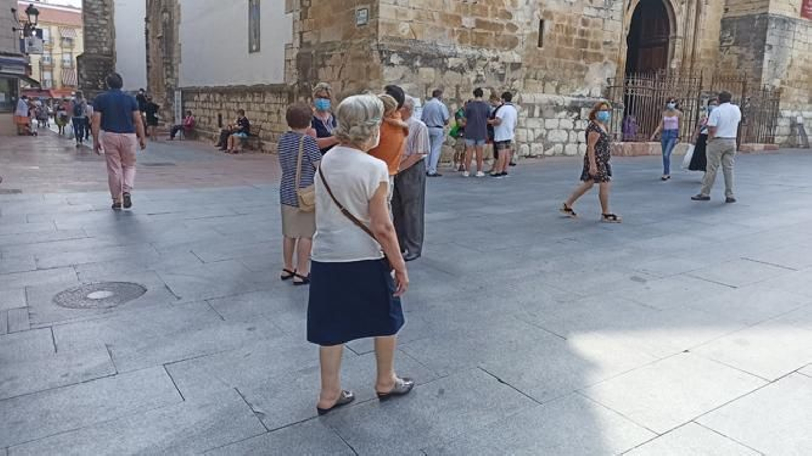 Confluencia entre la calle General Chavarre y Plaza Nueva de Lucena, al mediodía de este martes