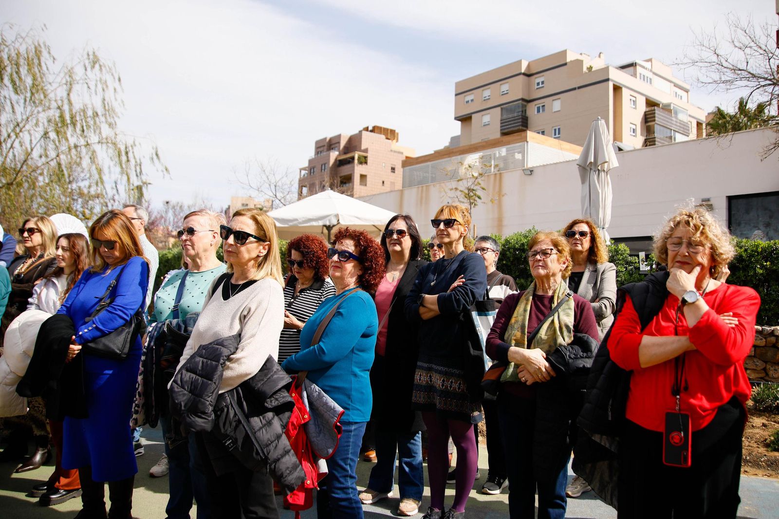 Las imágenes de la plantación de un olivo y el entierro de una cápsula del tiempo