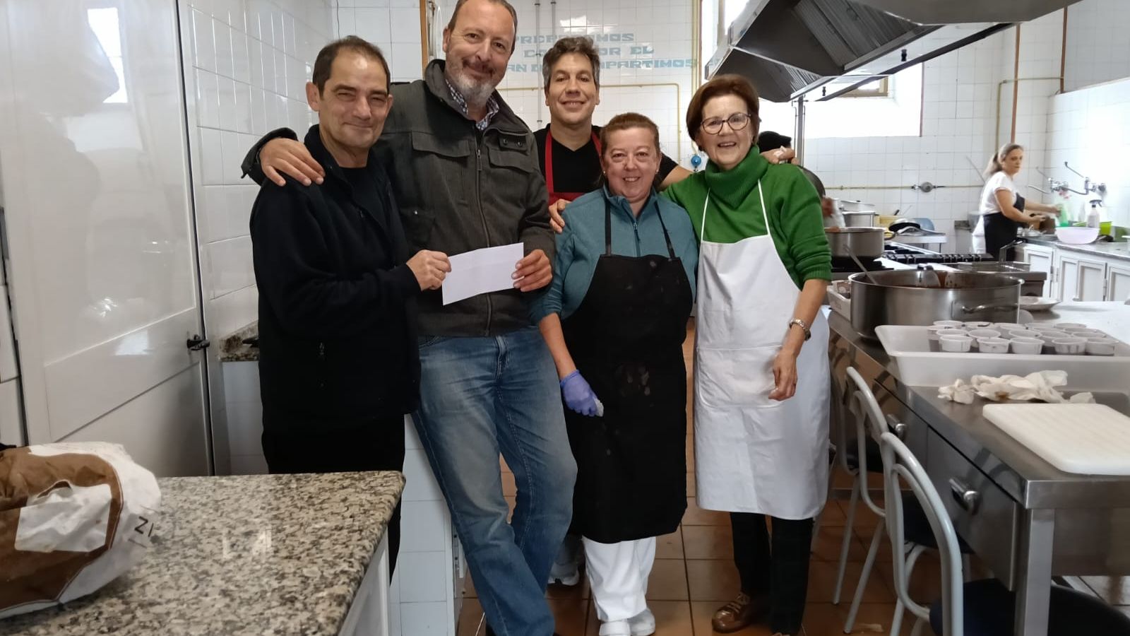 Una imgan de la entrega al Comedor El Salvador.