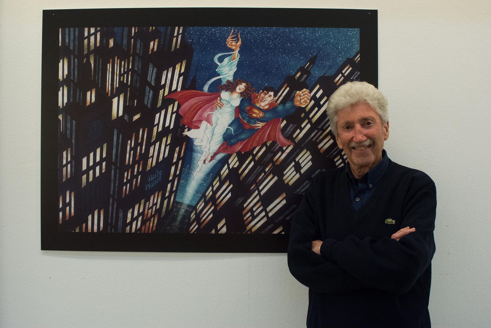 José Ramón Sánchez posa delante de una de sus famosas obras de los 80 dedicadas al cine: Superman con Lois Lane, expuesta en la Casa Colón.