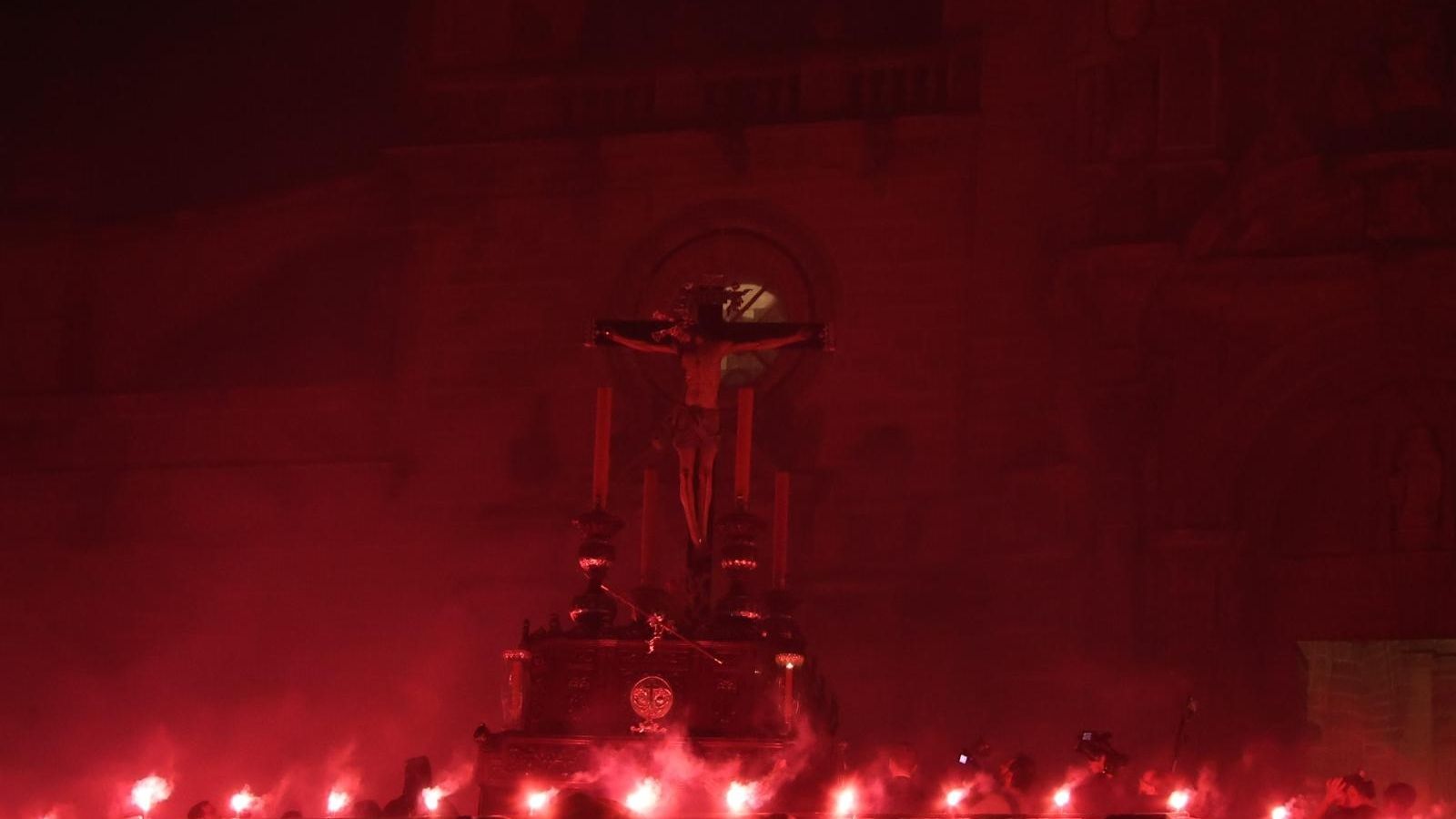 El Cristo de la Viga, rodeado de bengalas en el Reducto de la Catedral.