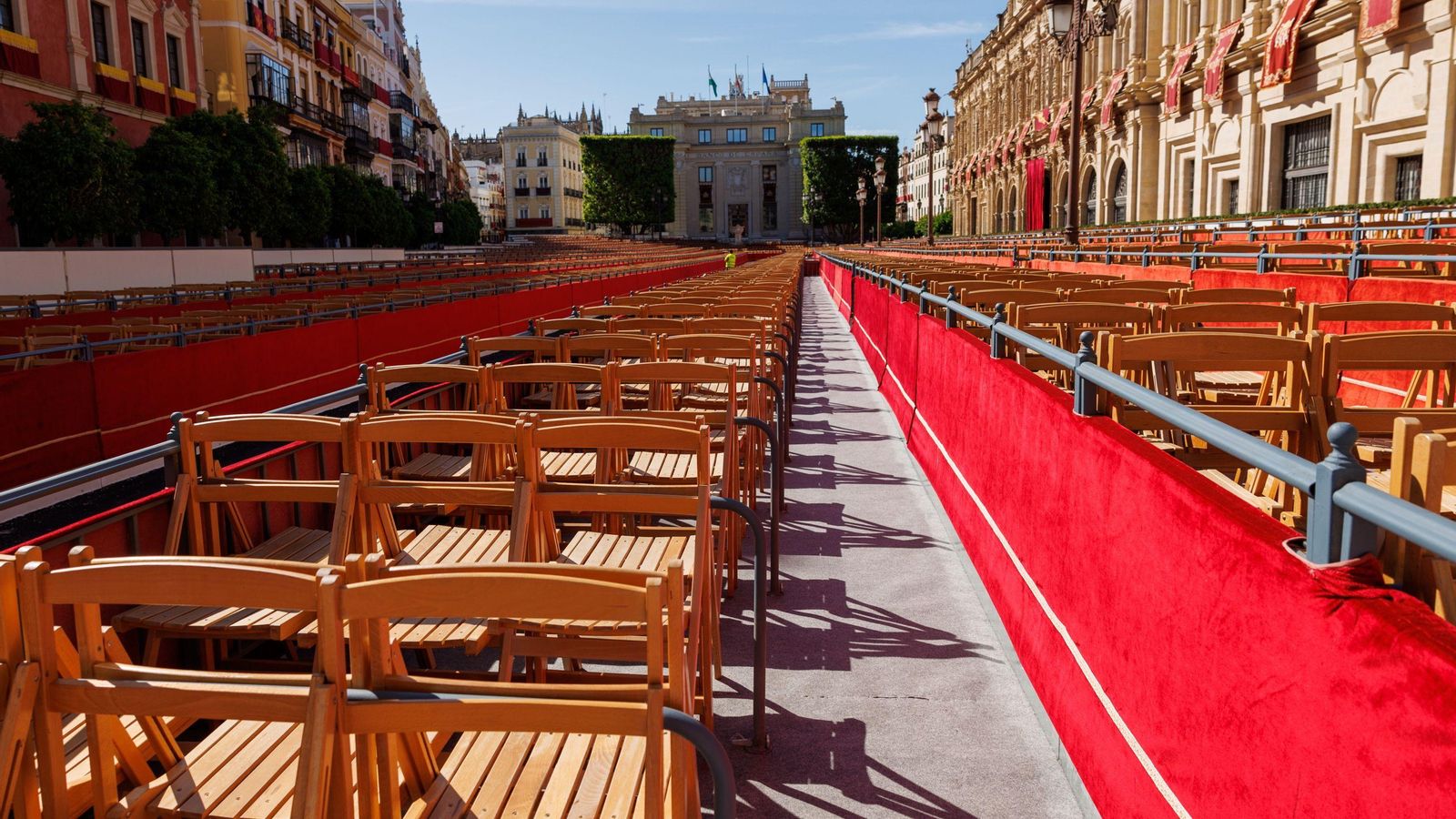 Los palcos de la Plaza de San Francisco, recién acabada su instalación.
