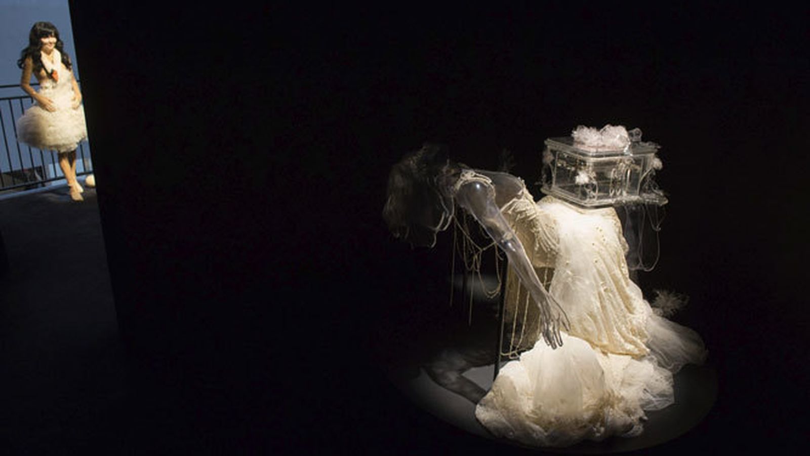 Björk observa uno de los trajes incluidos en la exposición 'Björk Digital' a su paso por el MOMA.