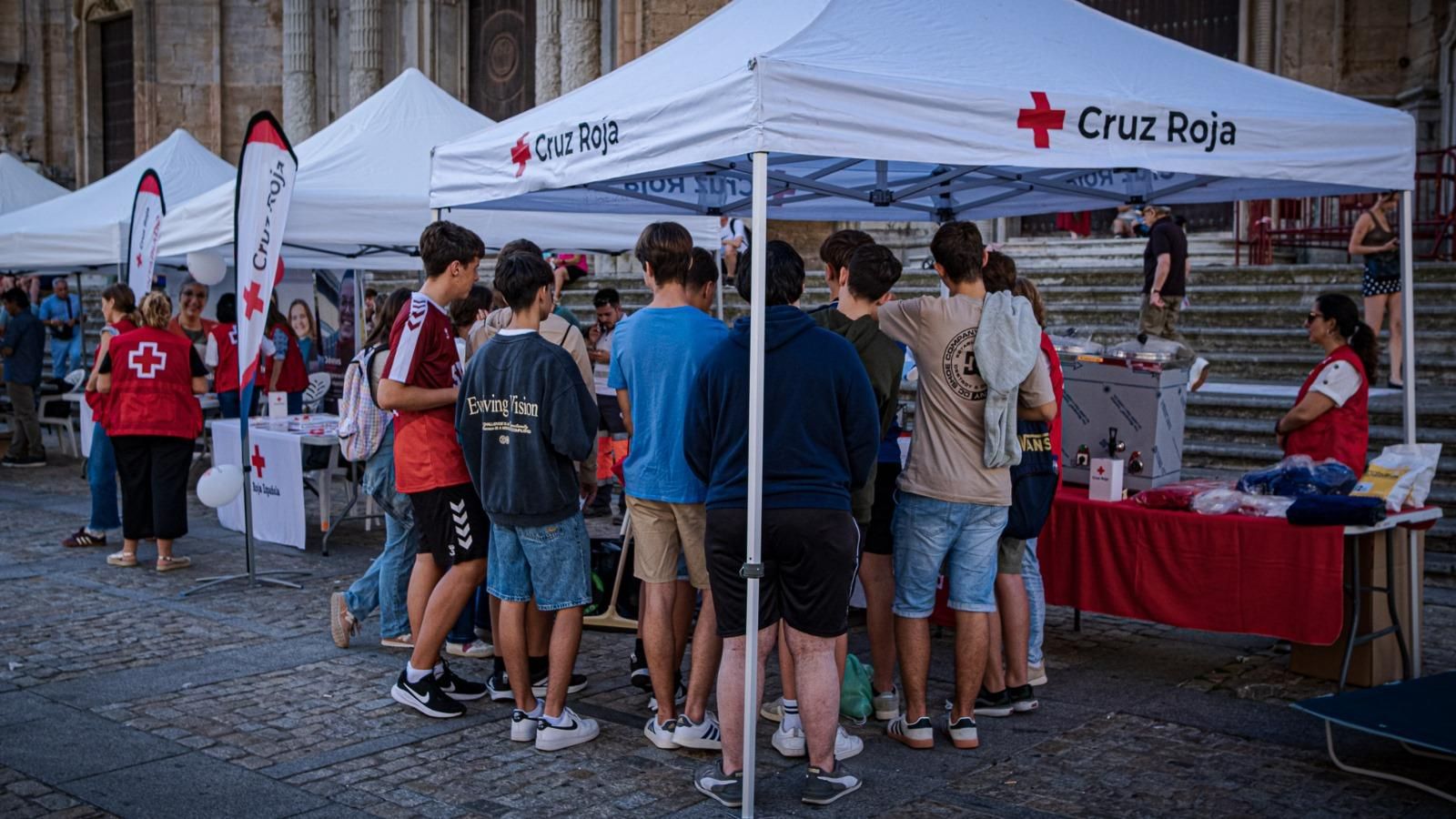 Un grupo de estudiantes visita una de las carpas de Cruz Roja.