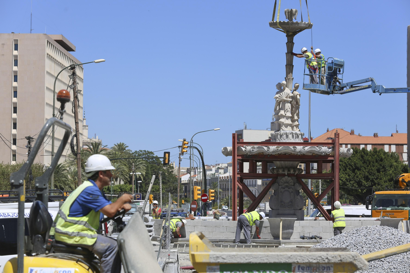 Fotos de la fuente de las Tres Gitanillas, que ya luce en la Avenida de Andalucía de Málaga