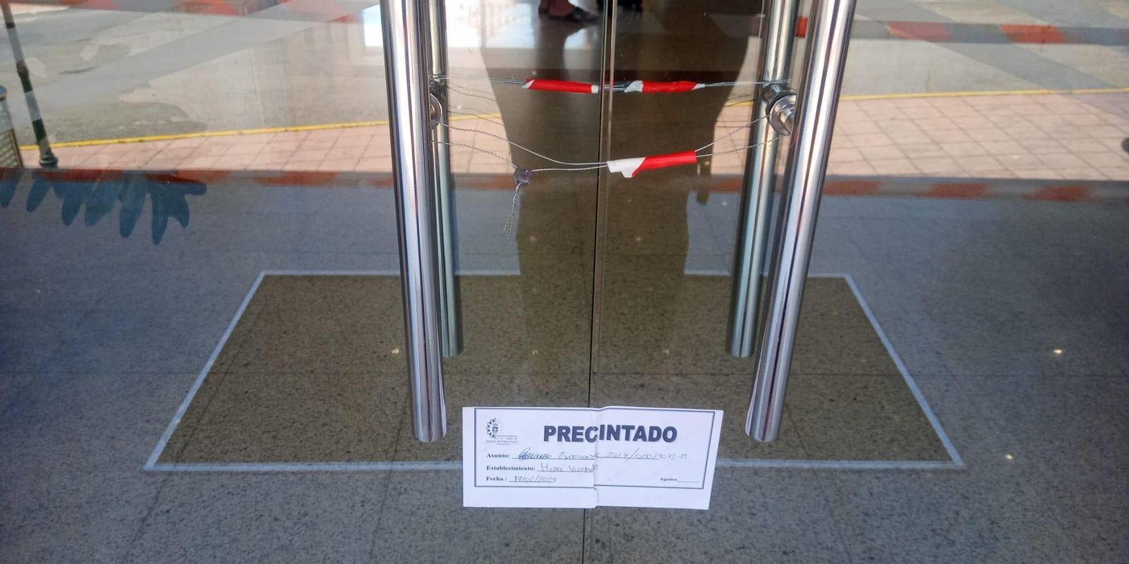 El interior del hotel de Benalmádena precintado por la Policía