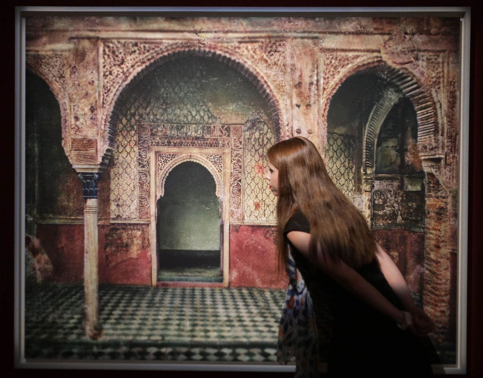 Una mujer contempla la exposición inaugurada en el Museo  de  Bellas  Artes, en el palacio de  Carlos V.