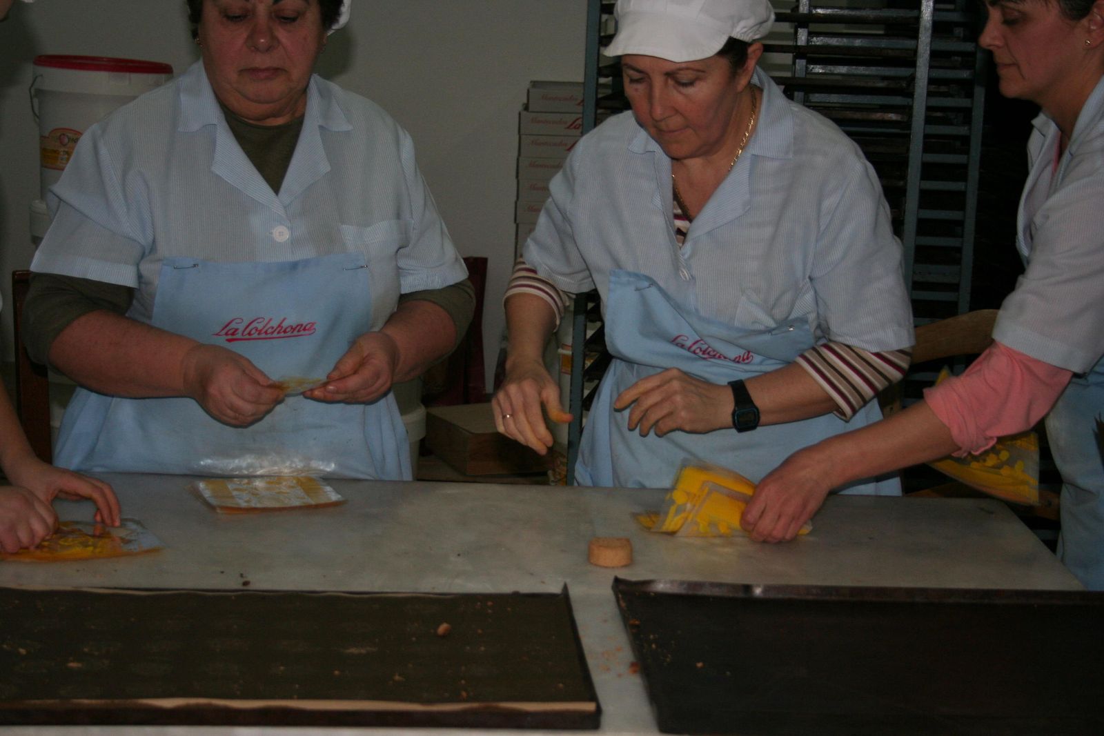 Varias mujeres de la fábrica de mantecados La Colchona, la más antigua de Estepa.