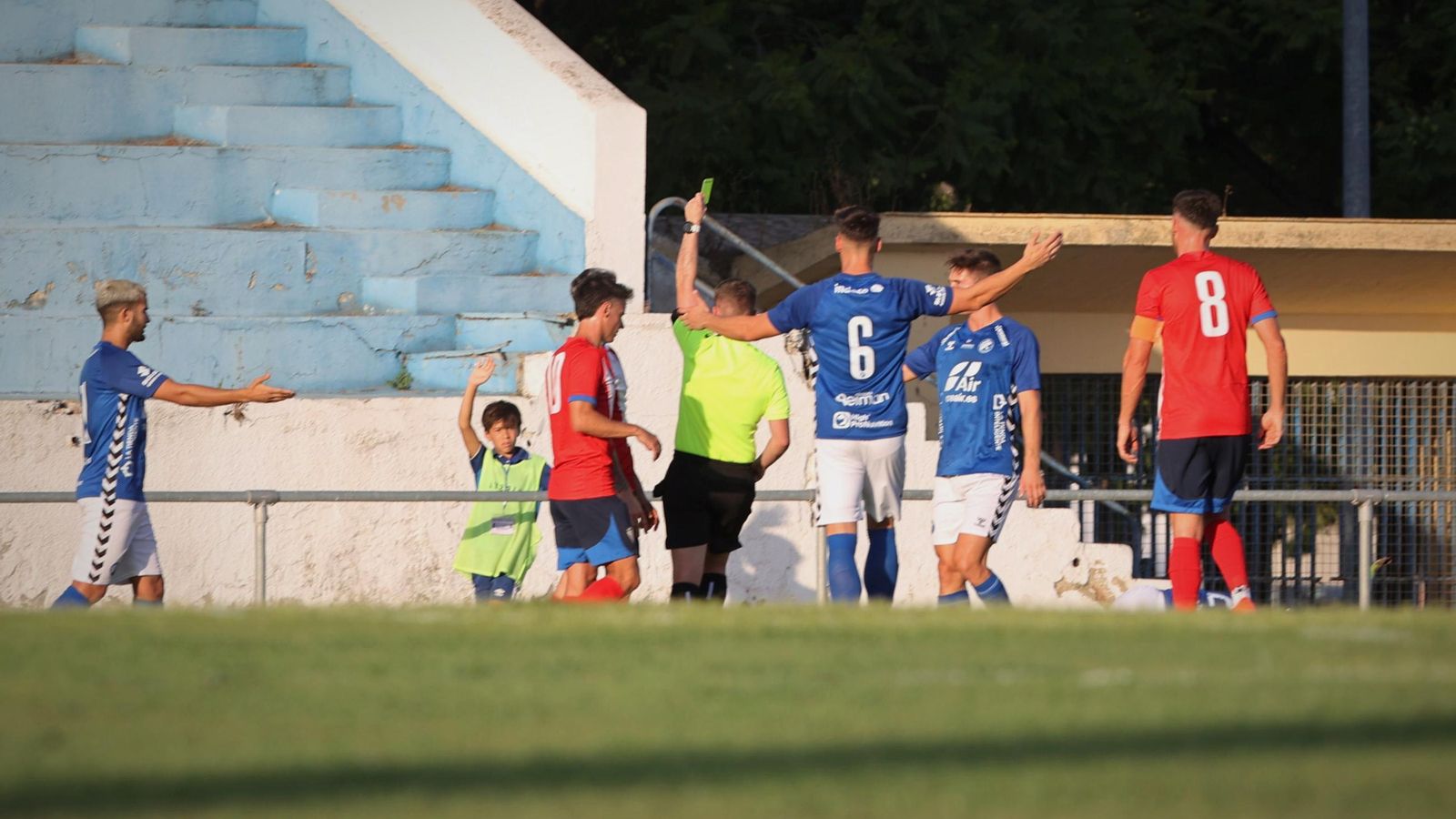 El colegiado amonesta a un jugador algecirista.