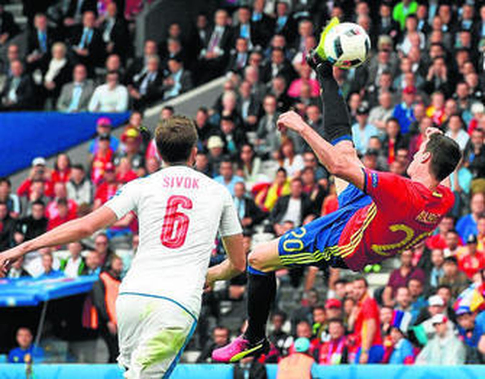 Aduriz remata de chilena en los últimos minutos del partido.