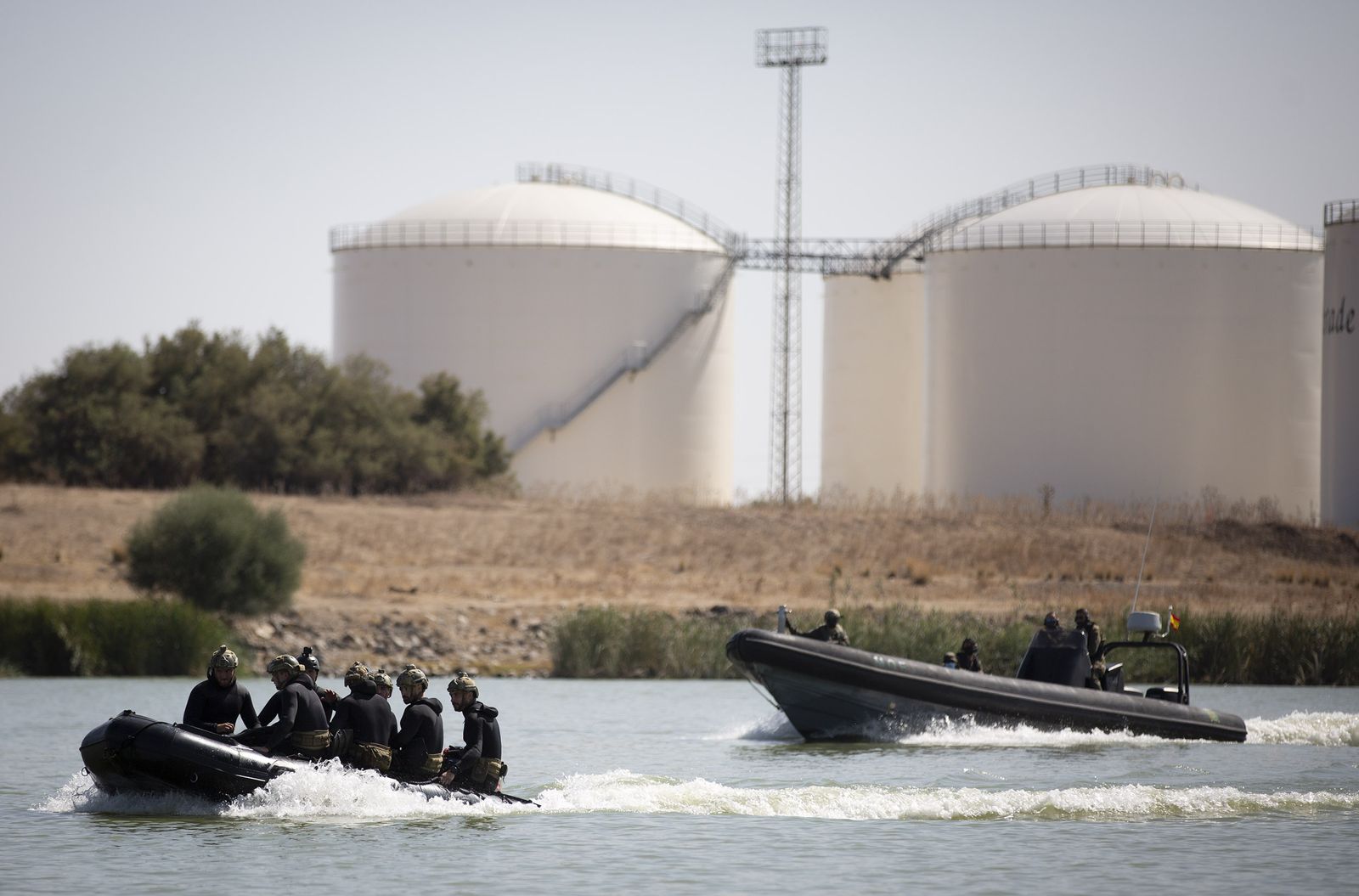 Entrenamiento del Ejército en el río Guadalquivir