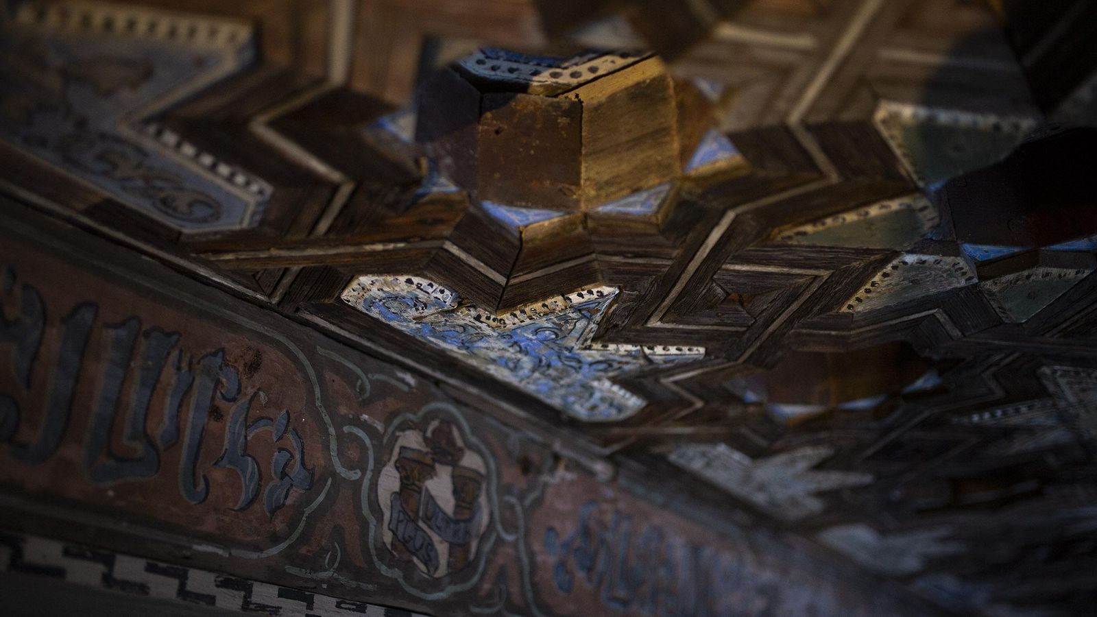 Epigrafías en el arrocabe y el lema del imperio.