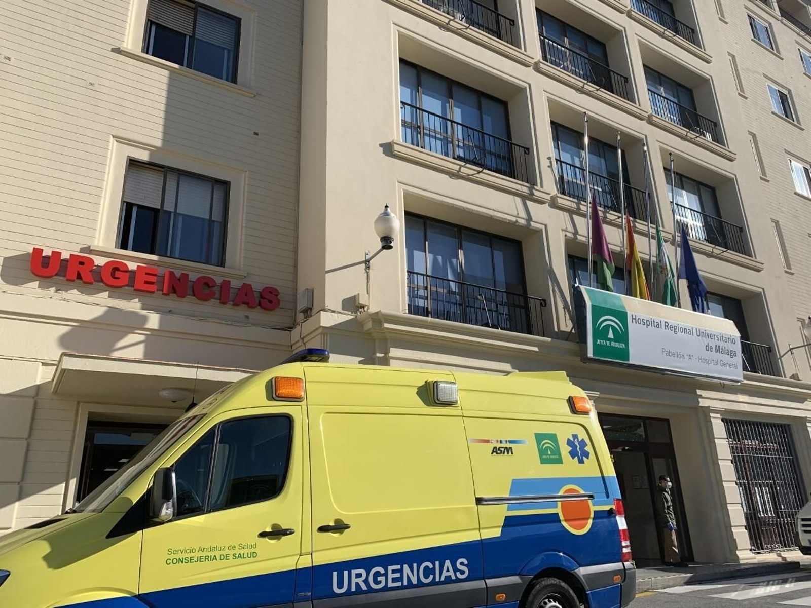 Una ambulancia ante las Urgencias del Hospital Regional.