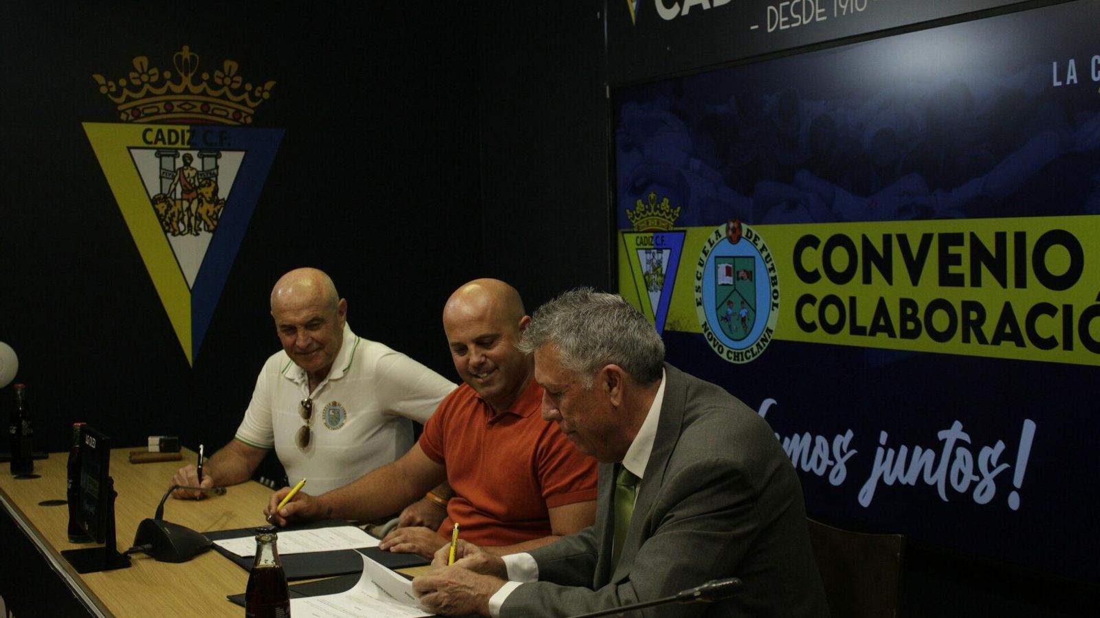 Isidro López, del Novo, firma el convenio en presencia de Velázquez y de Juan Antonio Benítez.