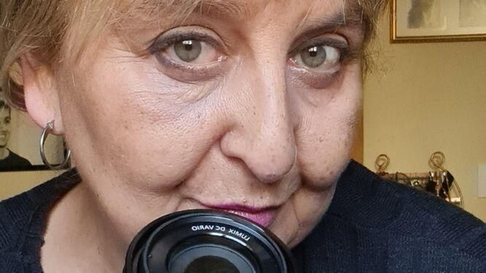 María José Carmona González, con su cámara fotográfica.