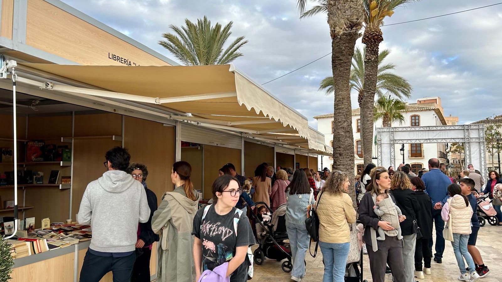 Numerosos vecinos recorren cada día los diferentes stands instalados en la Plaza Mayor.