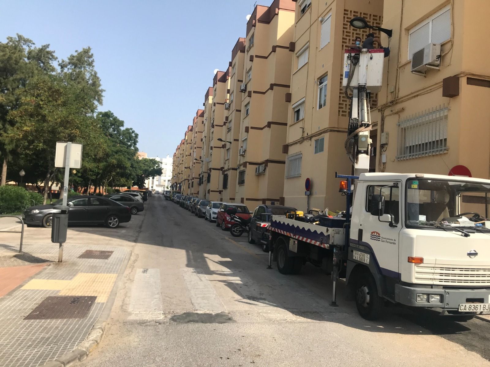 Trabajos en las luminarias en la barriada Los Olivos.