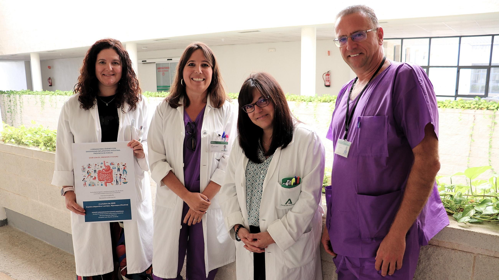 Profesionales del Hospital Universitario Juan Ramón Jiménez de Huelva.