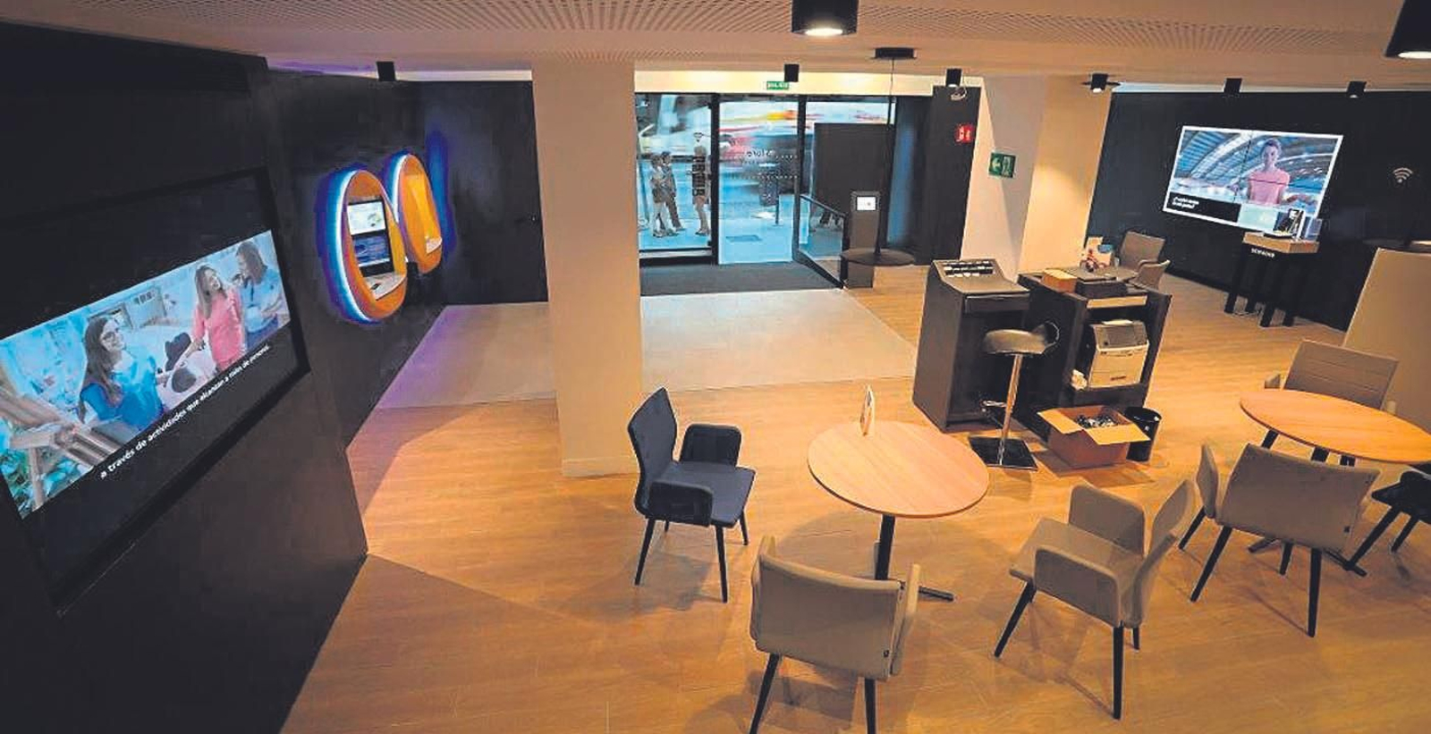 Imagen del nuevo modelo de sucursal urbana de Caixabank, denominado oficina Store.