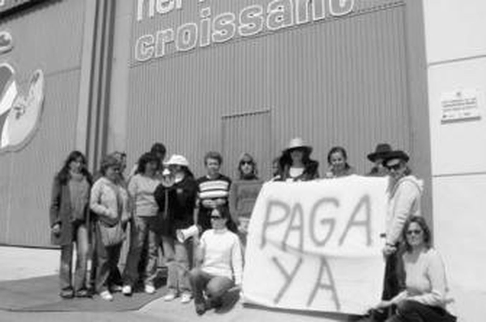 Componentes de la plantilla de Nerva Croissant S.L. protestan a las puertas de las instalaciones de la empresa.