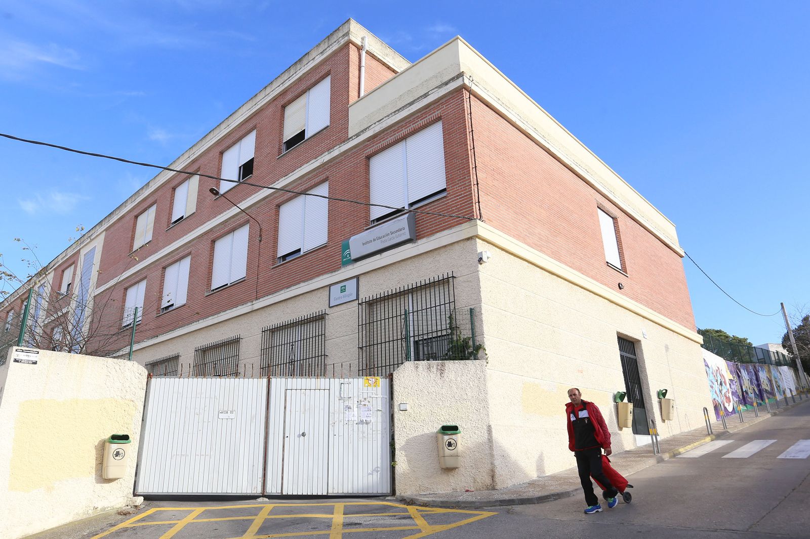 Vista de una de las fachadas del centro educativo, pionero en la ciudad.
