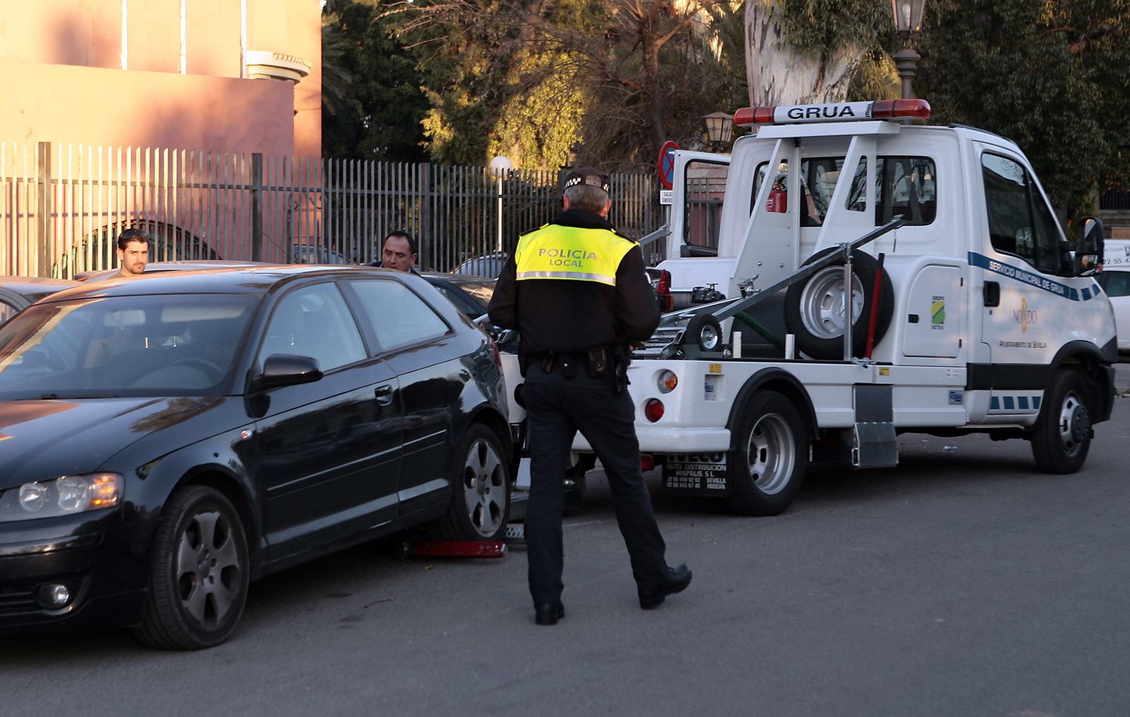 La grúa municipal retira un vehículo mal aparcado.