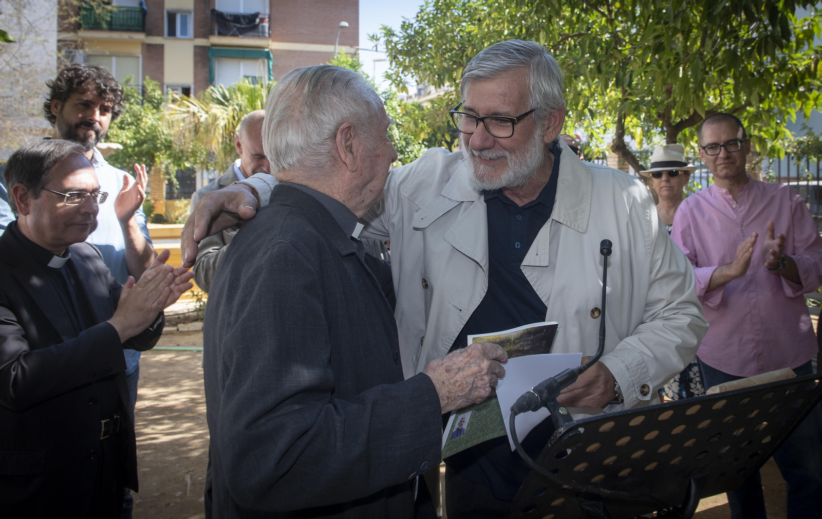 Las imágenes de la inauguración de los jardines del párroco D. Pedro Ybarra