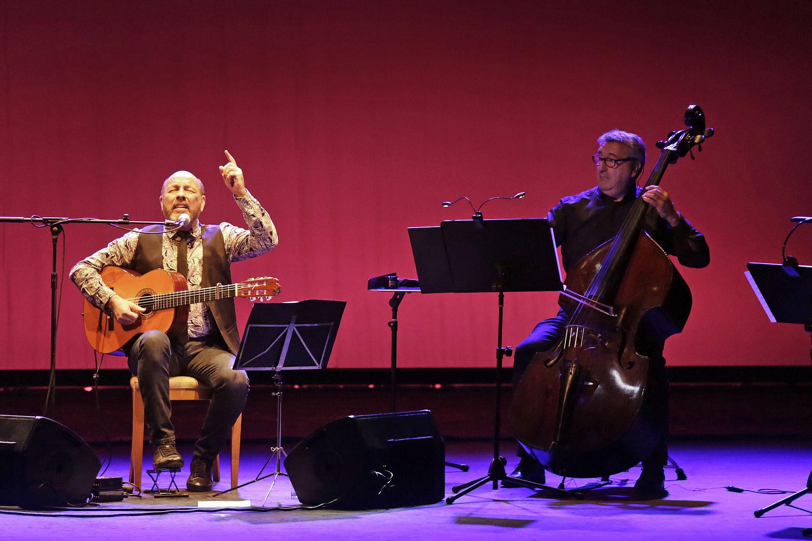 El portuense Javier Ruibal, durante su concierto del sábado en el Gran Teatro Falla.