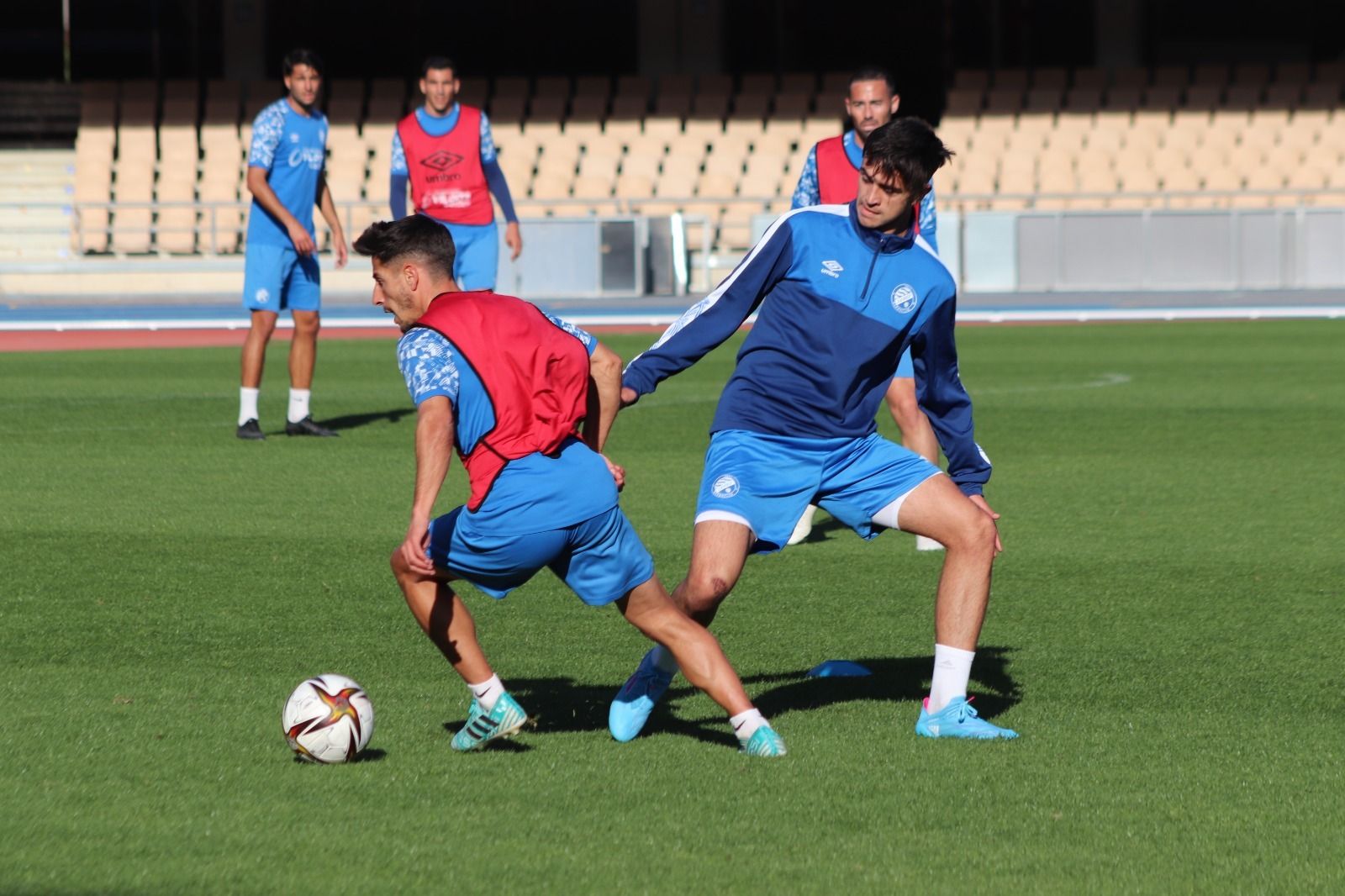 Galafate lucha por el balón con Javilillo en el entrenamiento del jueves en Chapín.