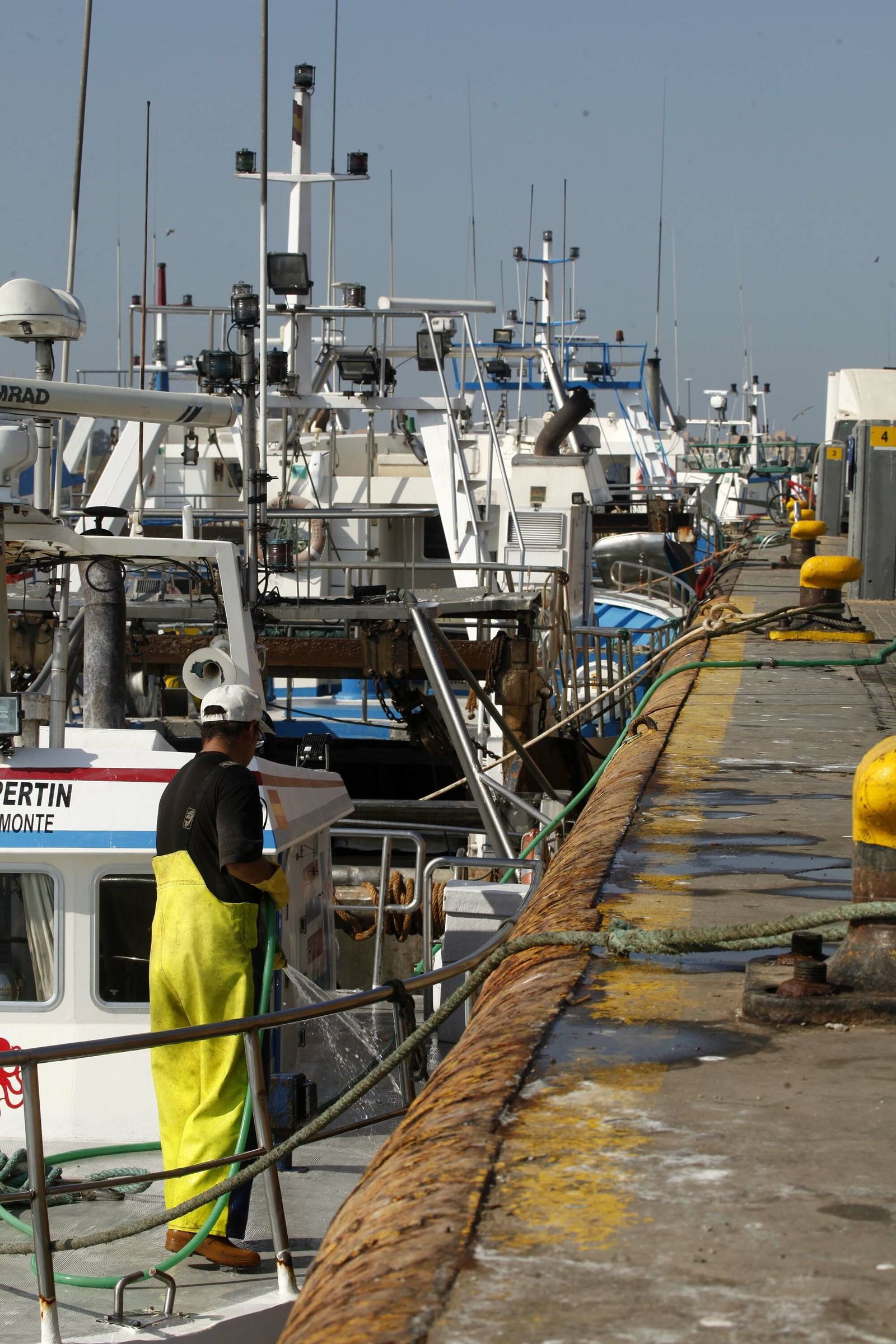 Imágenes de la flota de arrastre de Huelva en parada biológica