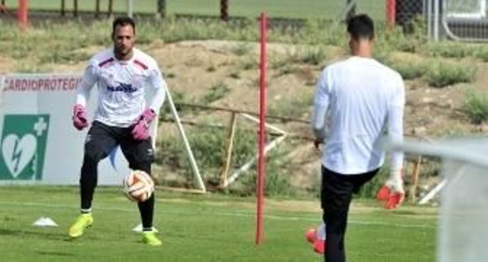 Los porteros sevillistas Beto y Sergio Rico realizan un ejercicio con el balón durante un entrenamiento de la pasada temporada.
