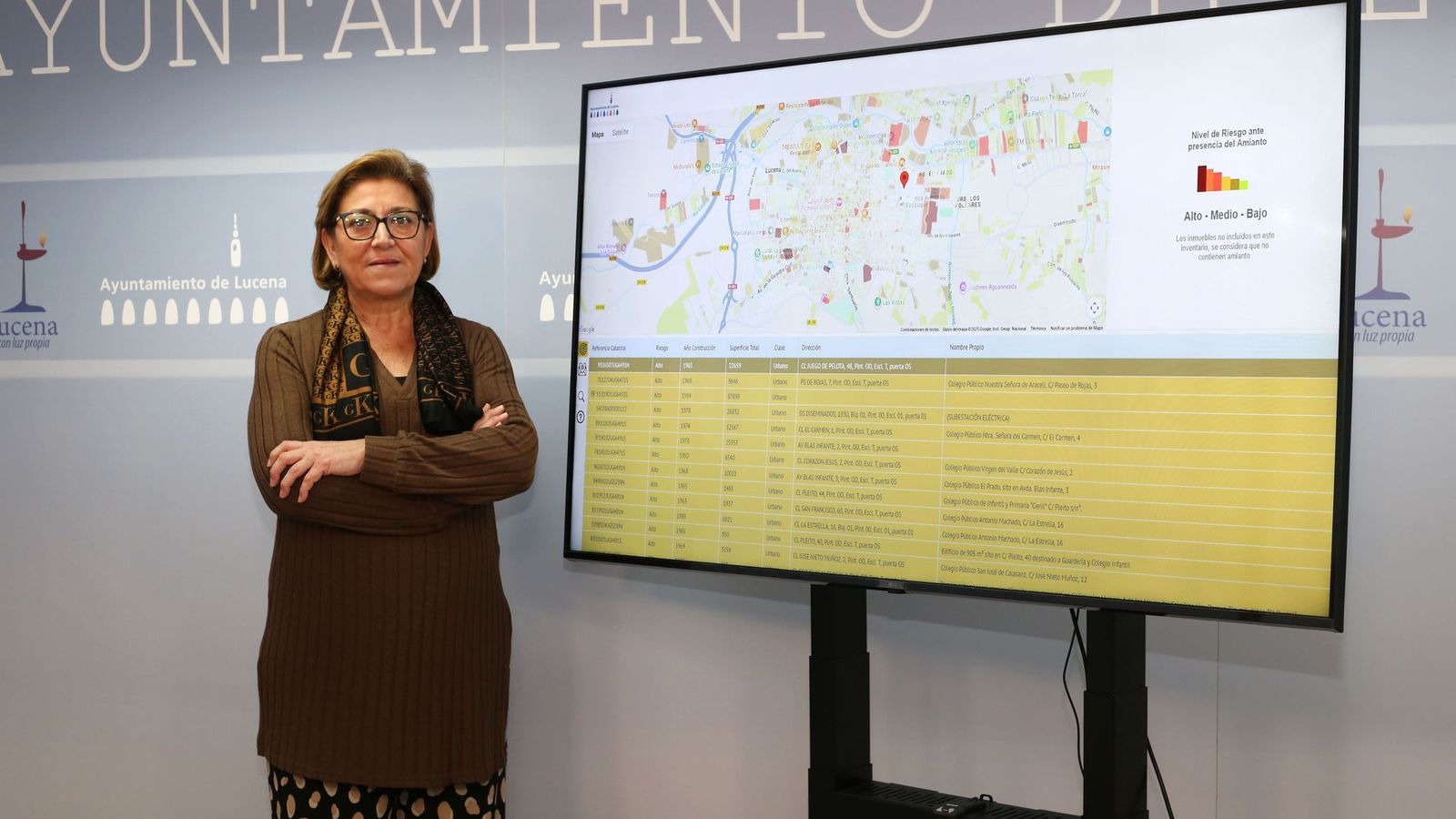 La concejala de Medio Ambiente y Sostenibilidad, Charo Valverde, con el mapa del amianto en Lucena.
