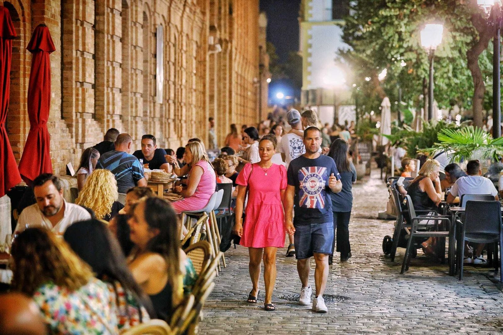 Ambiente en las terrazas de la calle Plocia.