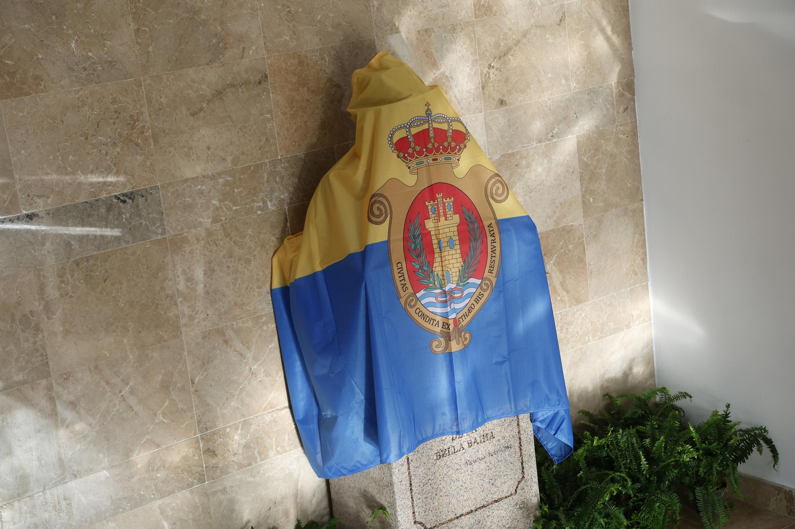 Las fotos de la reubicación del busto de Cristóbal Delgado en el Centro Documental