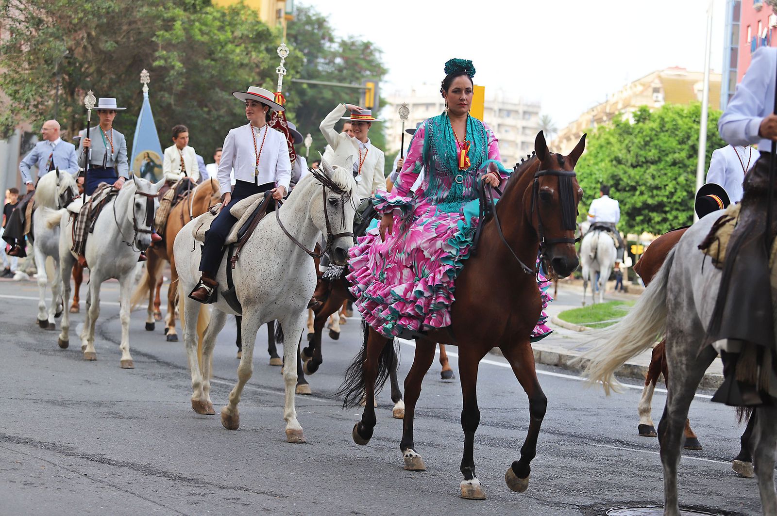 El Rocío 2023: Imágenes de la Hermandad de Emigrantes en su salida de Huelva