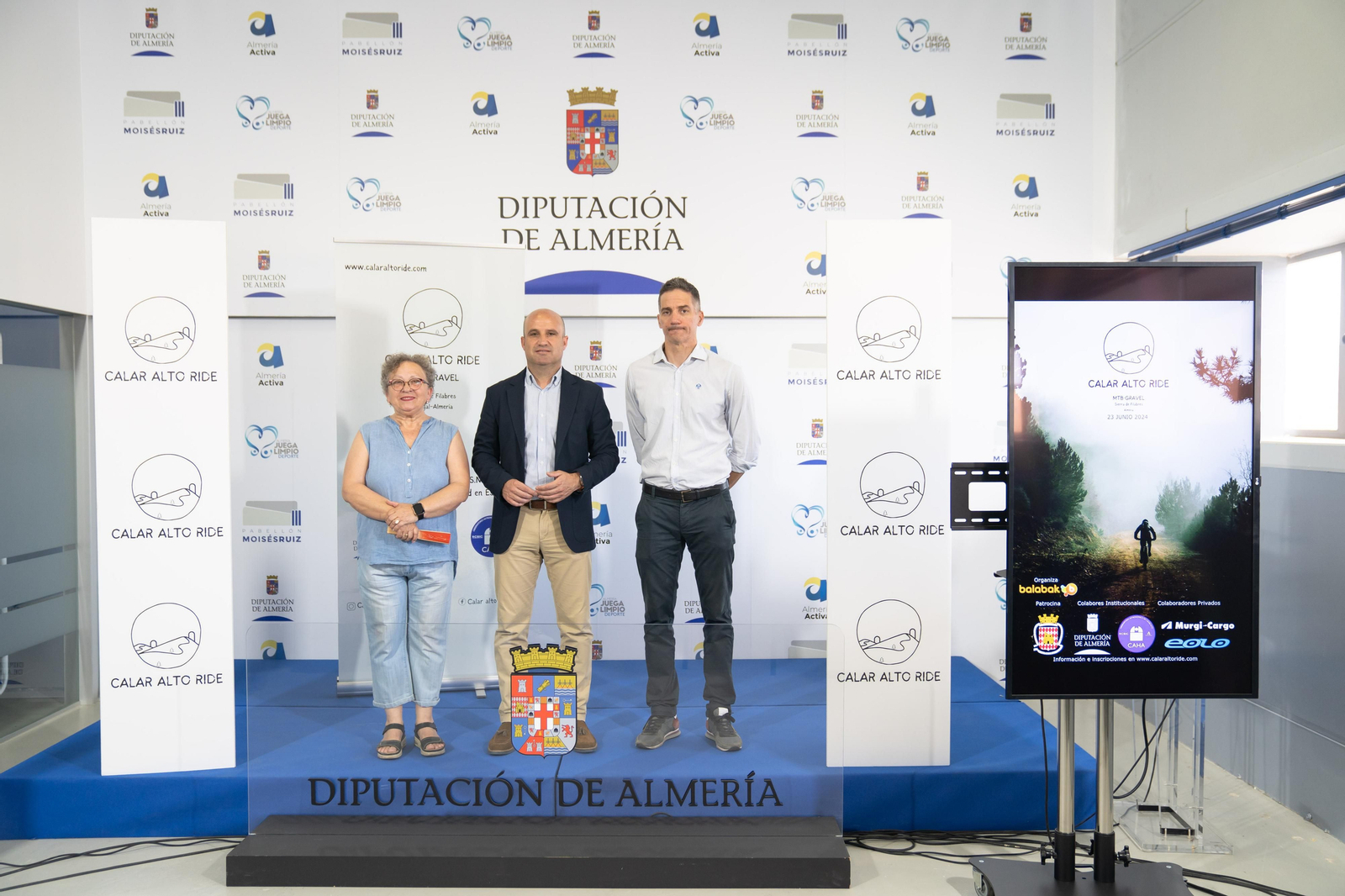Foto de familia durante la presentación de a prueba MTB-Gravel ‘Calar Alto Ride’. Foto de familia durante la presentación de a prueba MTB-Gravel ‘Calar Alto Ride’.