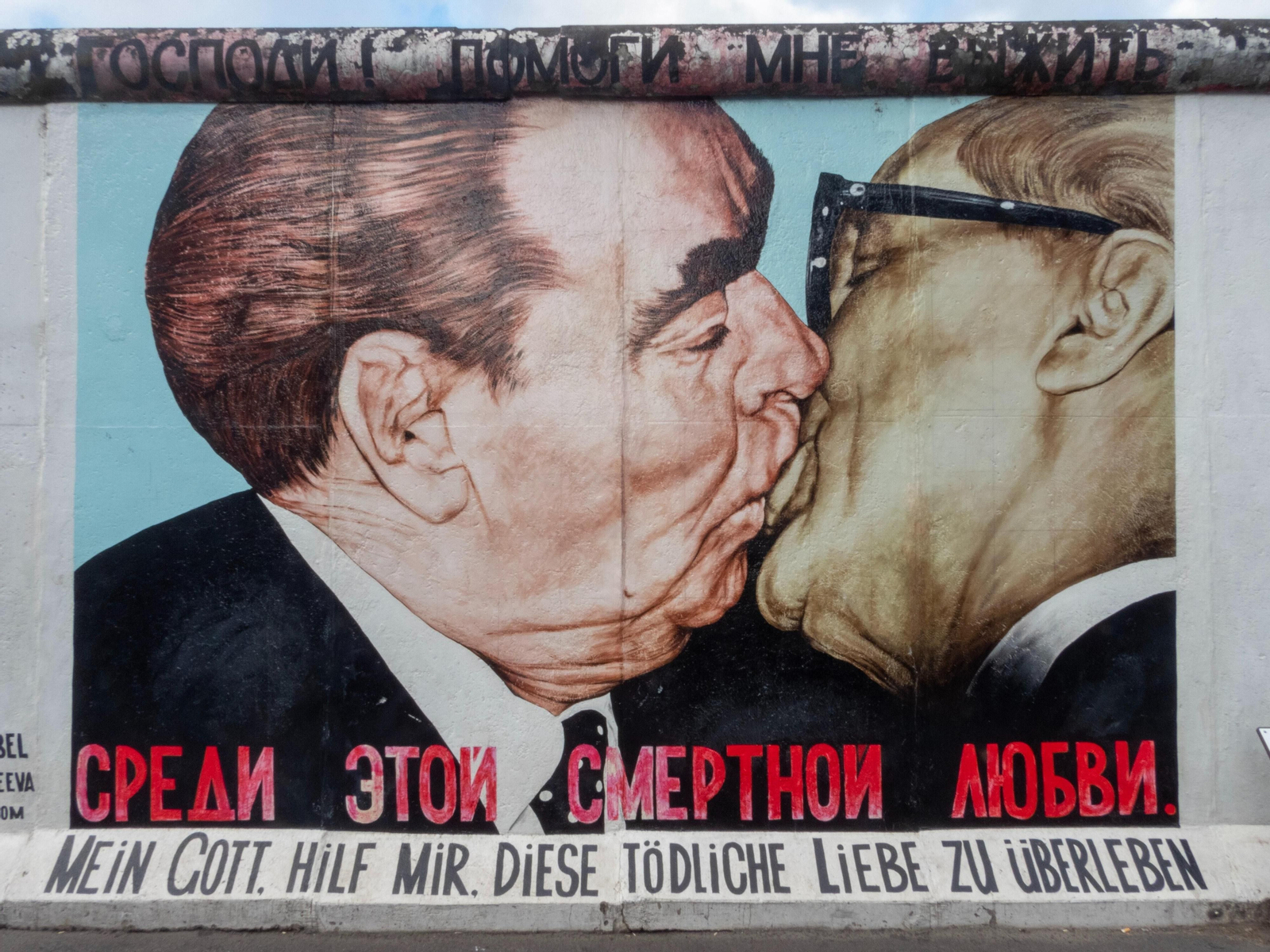 Beso de Honecker y Brézhnev en el muro de Berlín
