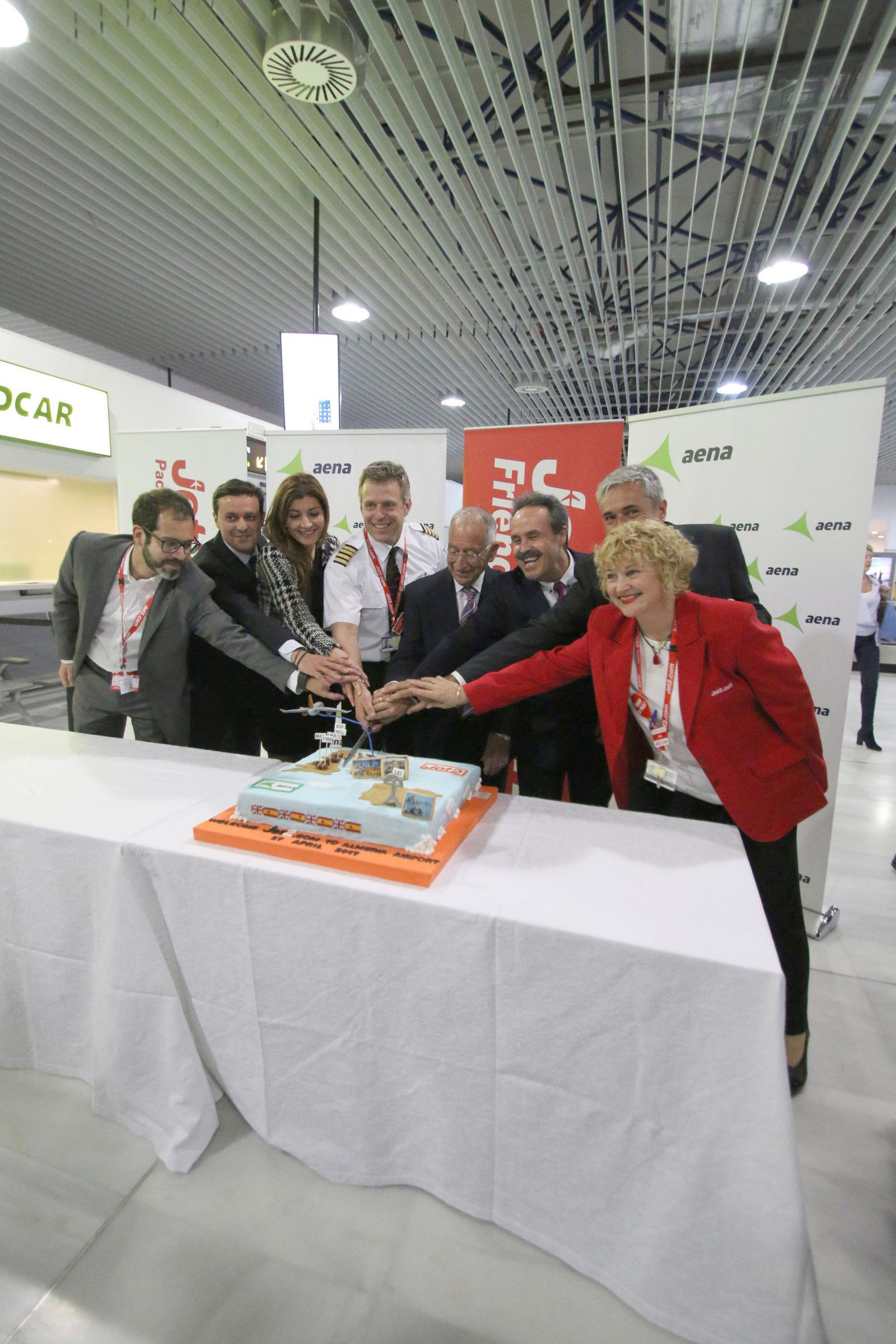 La edil Carolina Lafita recibió con responsables de Junta y Diputación el primer vuelo de Jet2.com a finales de abril.