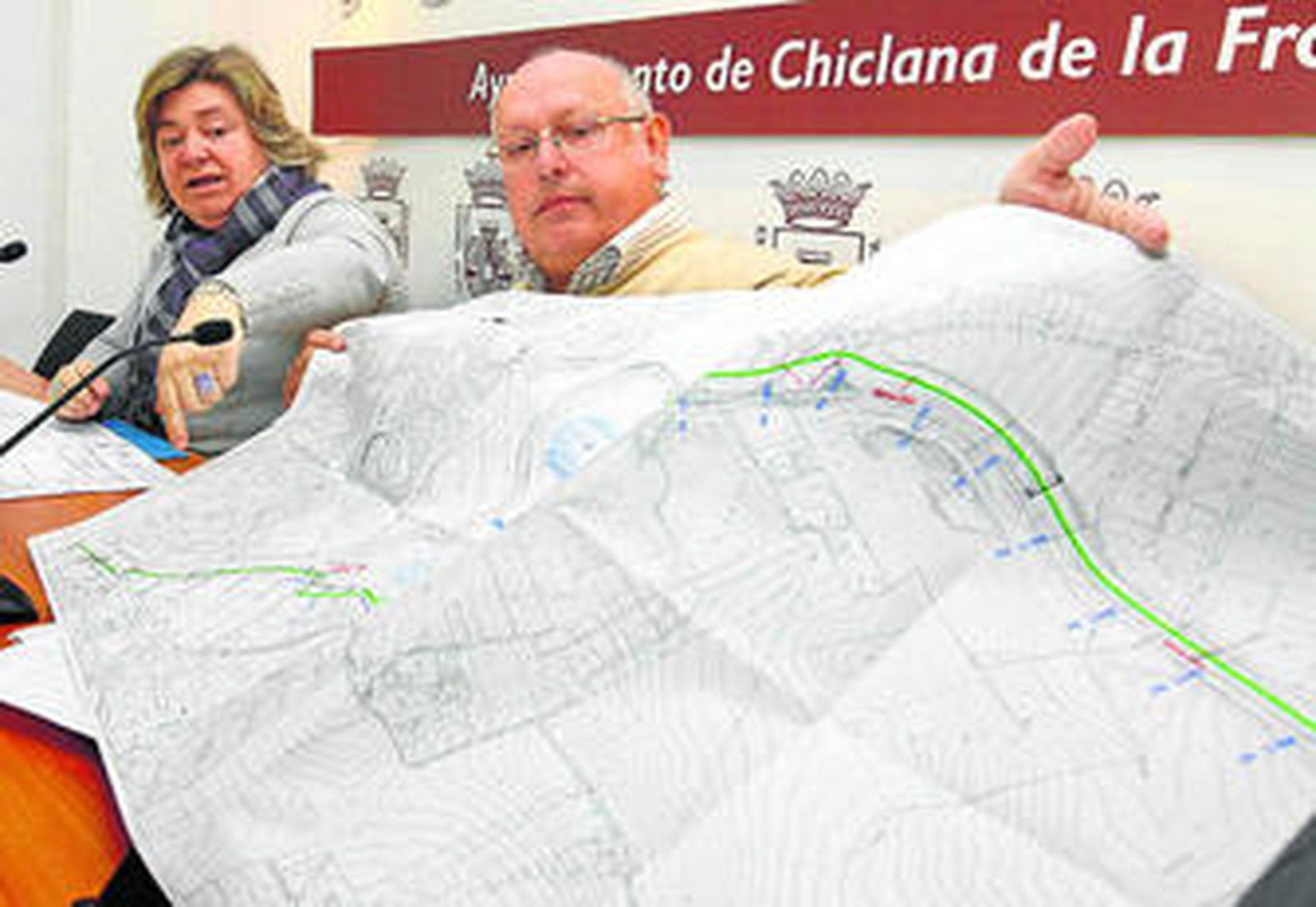 Cándida Verdier y José Luis Ruiz Piñero muestran el plano de la vía para ciclistas recién inaugurada.