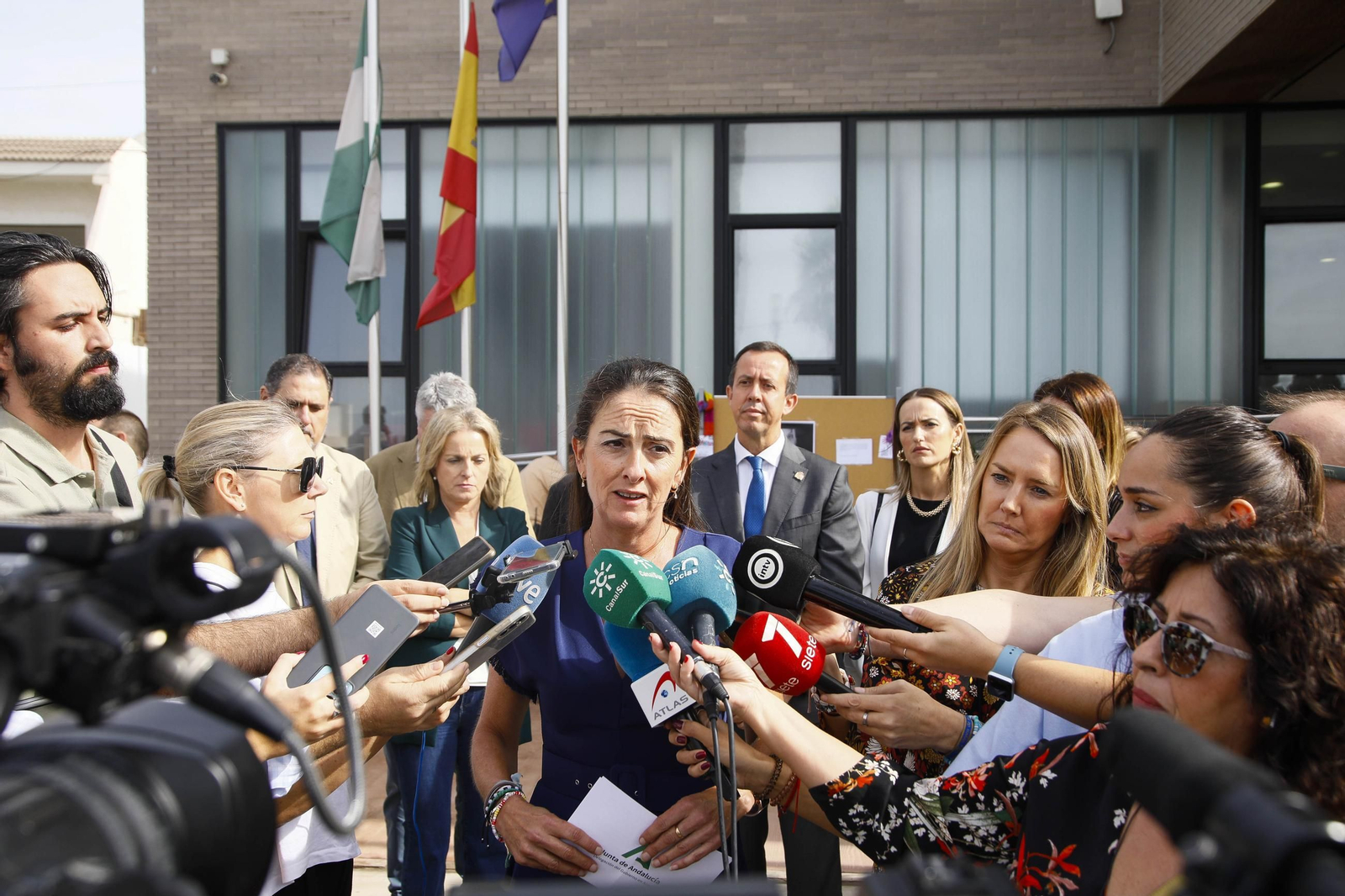 Las imágenes de la concentracion por el asesinato de Maria Nieves GP en la residencia del Zapillo en Almería