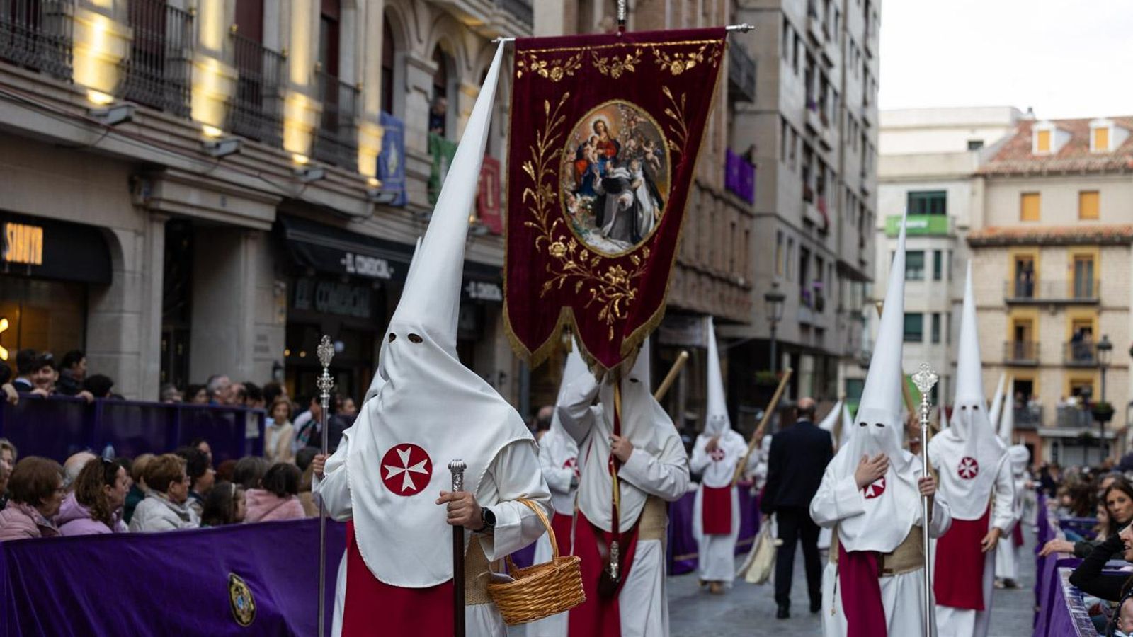 Los cofrades se rinden ante los grandes pasos de misterio del Lunes Santo