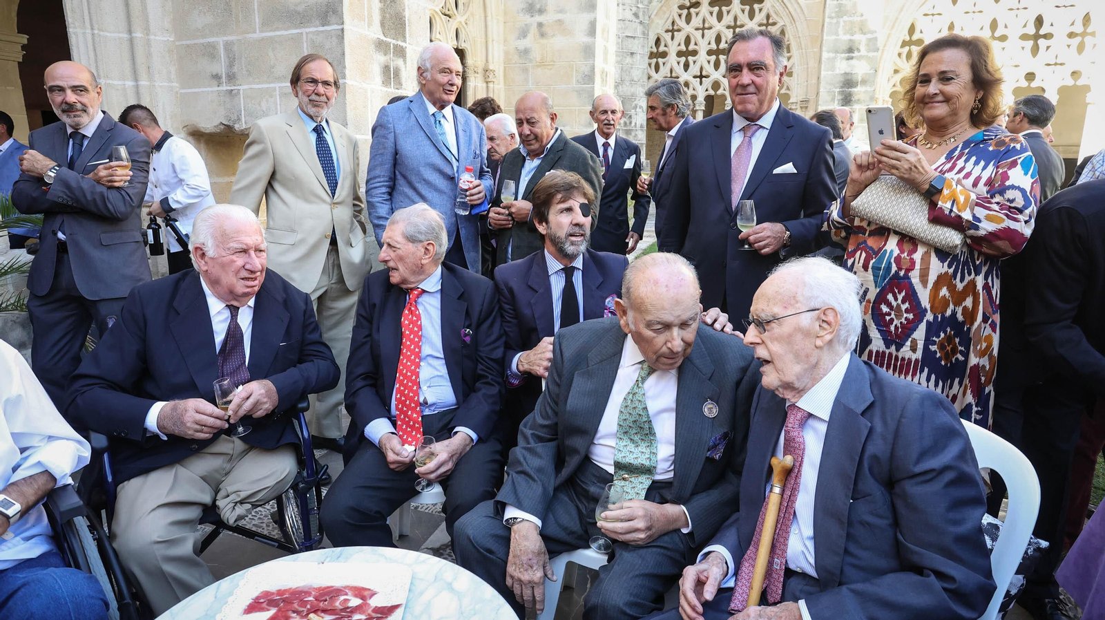 Rafael de Paula, Curro Romero, Padilla, entre otros asistentes al nombramiento de Ávaro Domeq