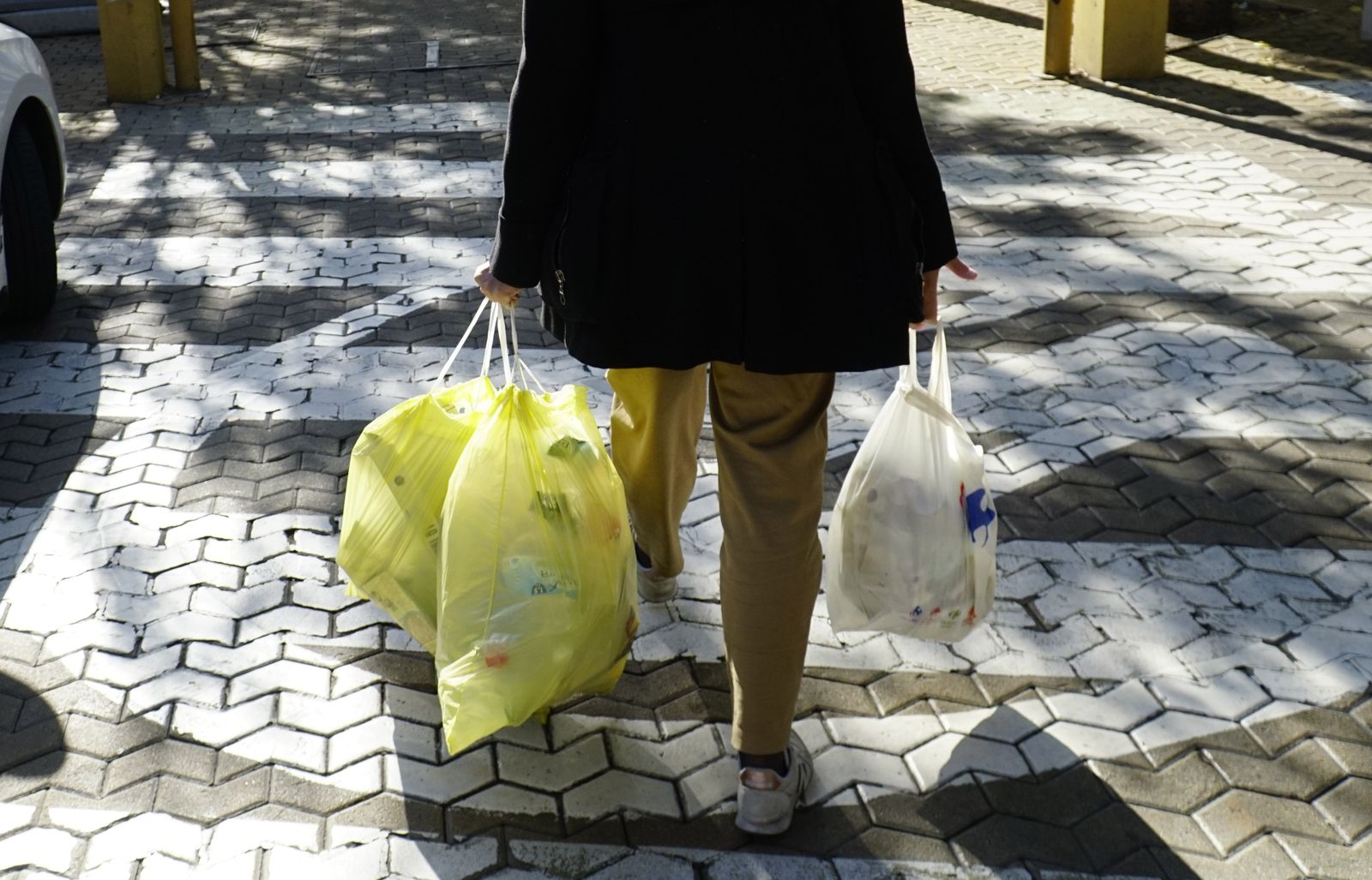 Una persona con varias bolsas de basura.