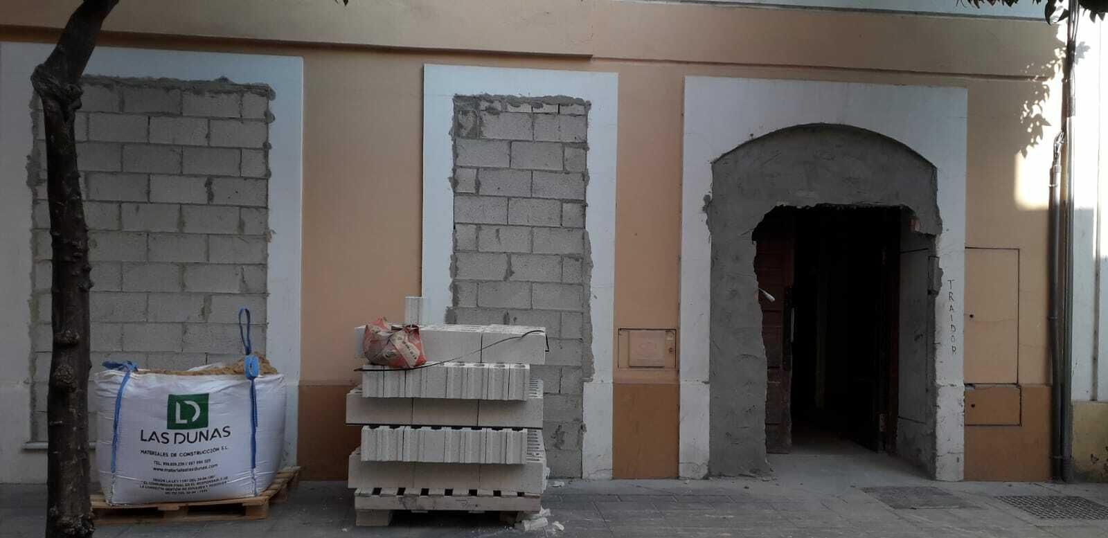 Materiales acopiados a las puertas de la finca, donde se van a realizar labores de tapiado. Materiales acopiados a las puertas de la finca, donde se van a realizar labores de tapiado.