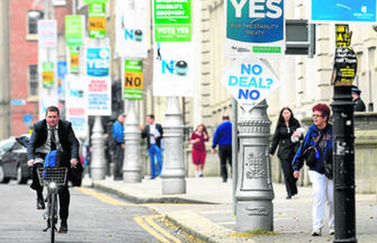 Una calle de Dublín 'decorada' con numerosos carteles a favor y en contra del acuerdo.