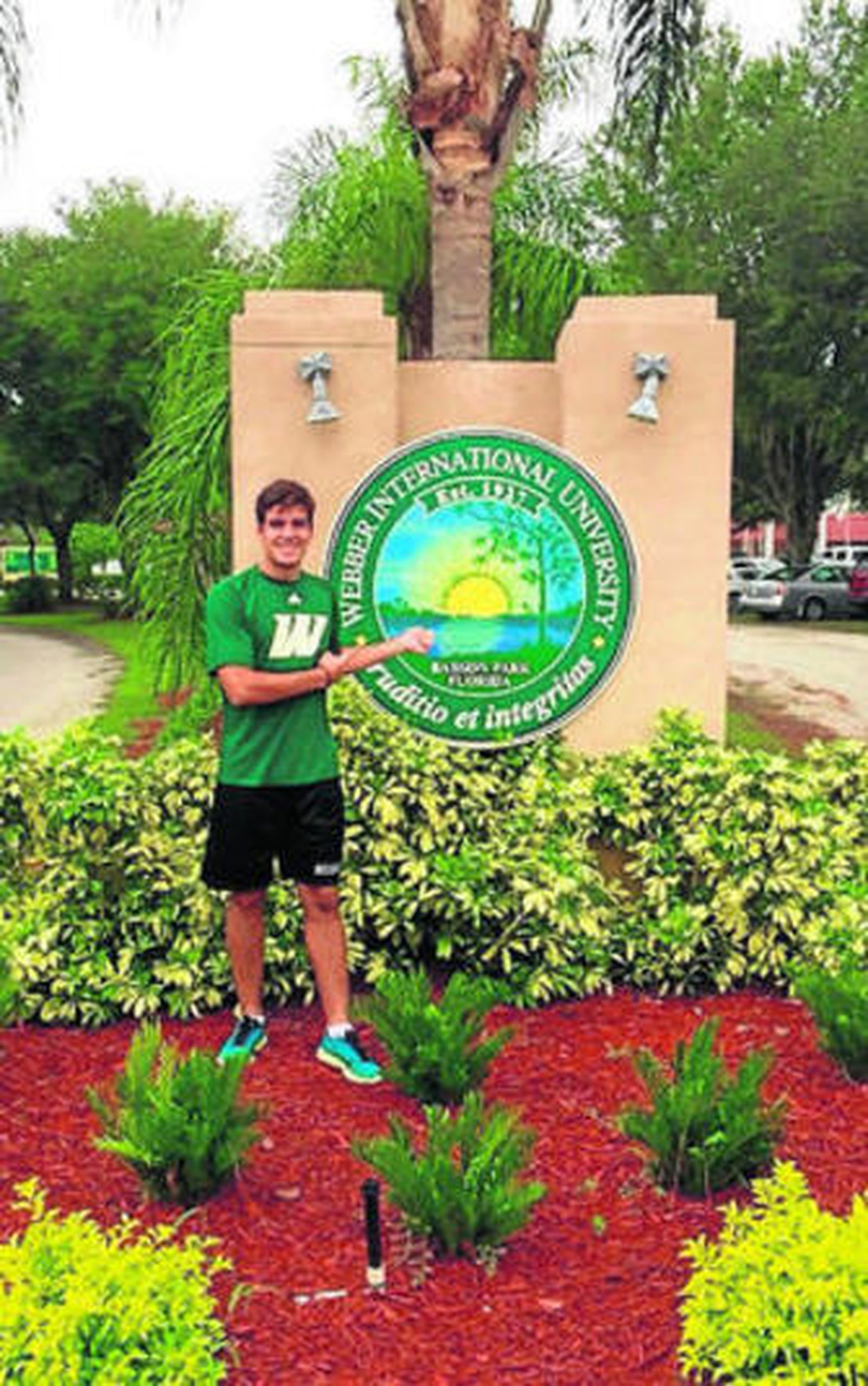 Abelardo Gil, en la puerta del campus de la Webber I. University con la camiseta de entreno de los Webber Warriors.