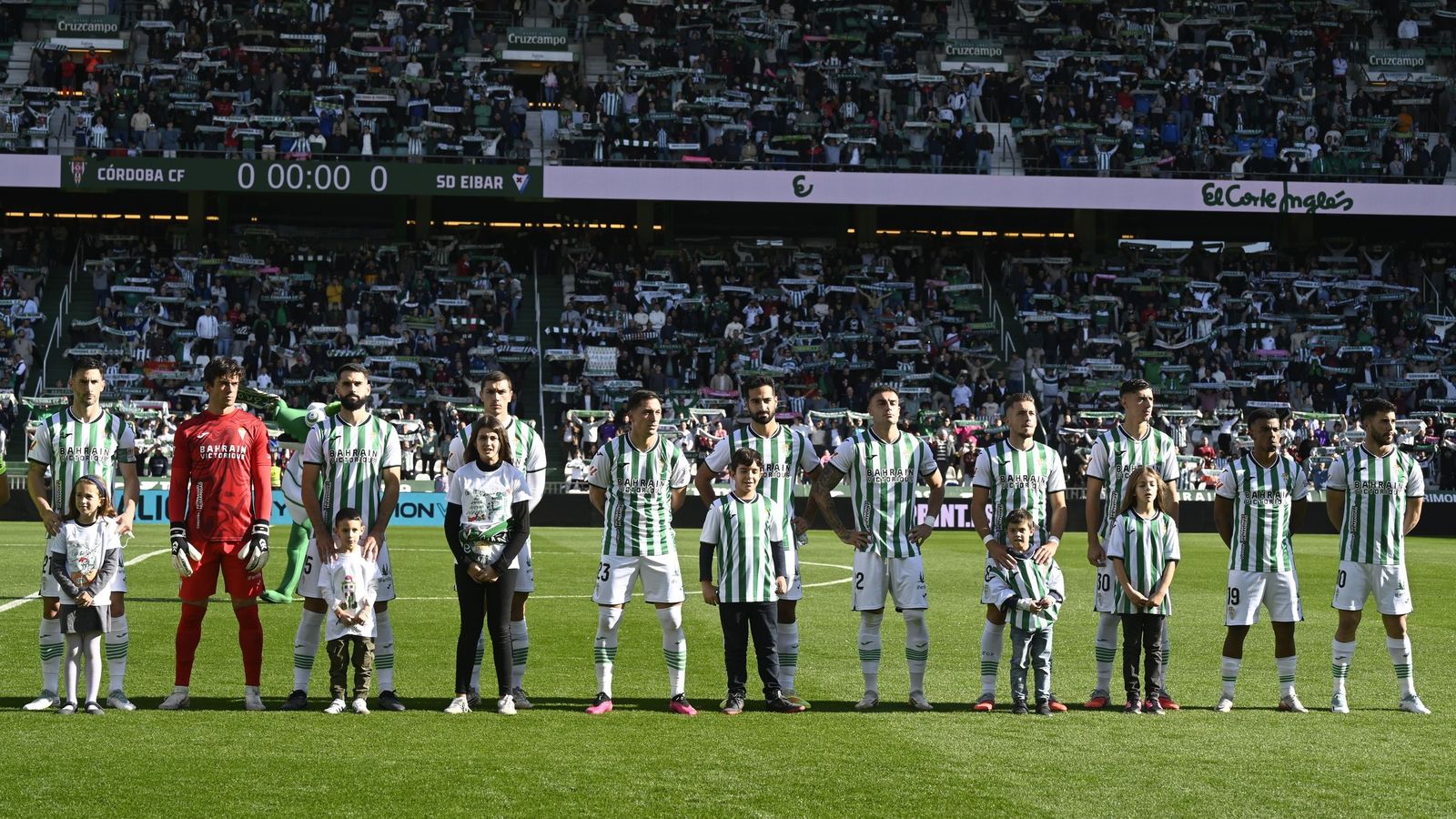 Los jugadores del Córdoba CF forman antes del partido ante el Eibar en El Arcángel.